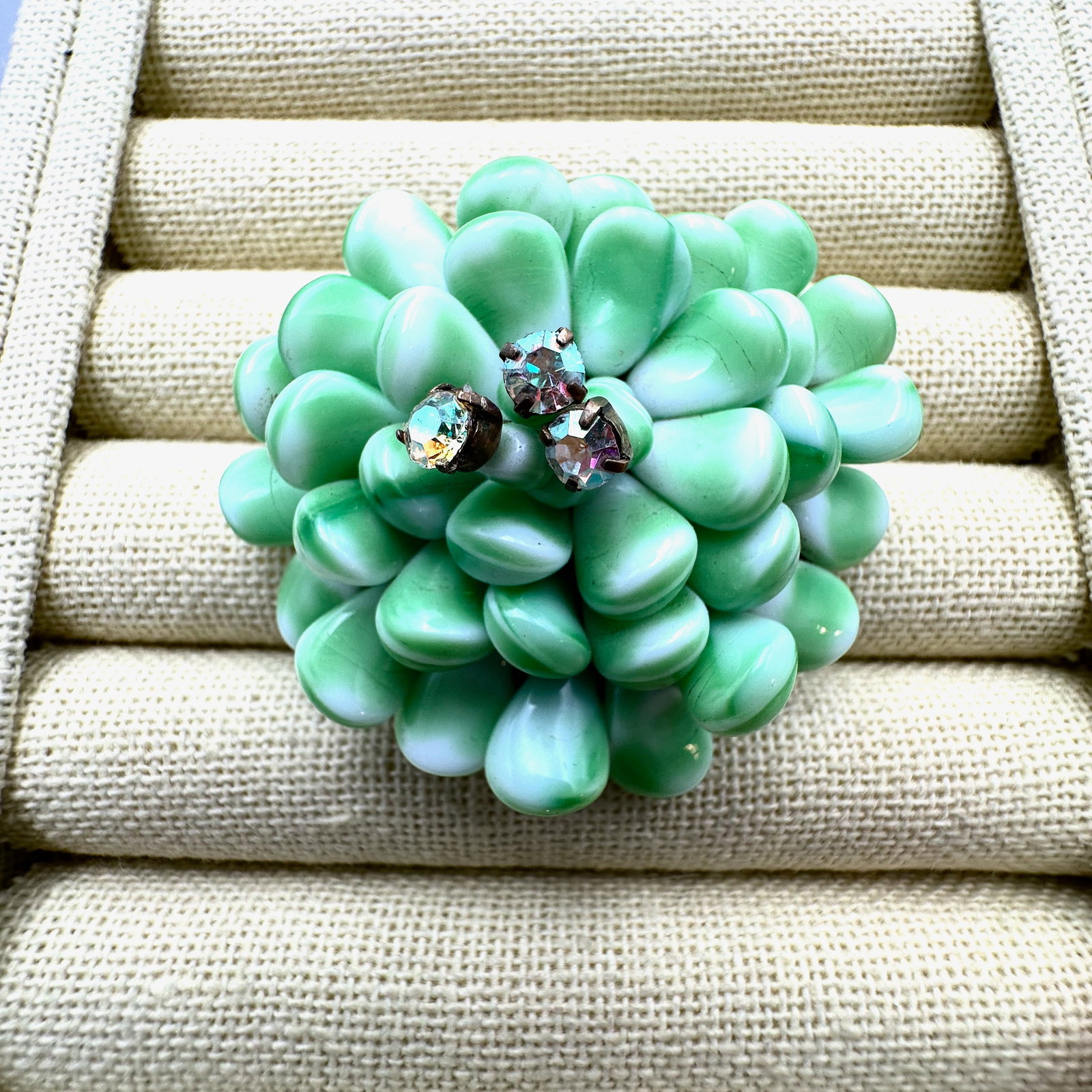 Vintage Green and White Glass Wired Antiqued Gold Tone Brooch Pin 2.25 Inch: Vintage Green and White Glass Wired Antiqued Gold Tone Brooch Pin 2.25 Inch