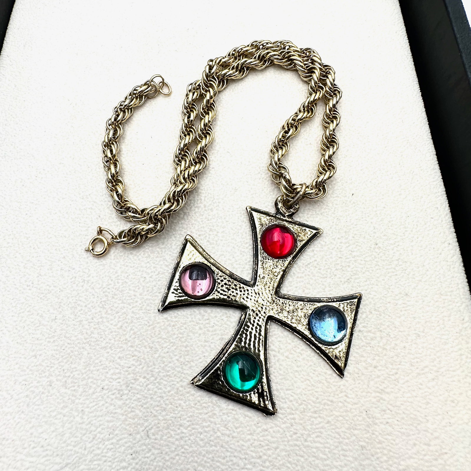 Vintage Jewel Tone Maltese Cross Pendant Necklace 17 Inch Chain: Vintage Jewel Tone Maltese Cross Pendant Necklace 17 Inch Chain