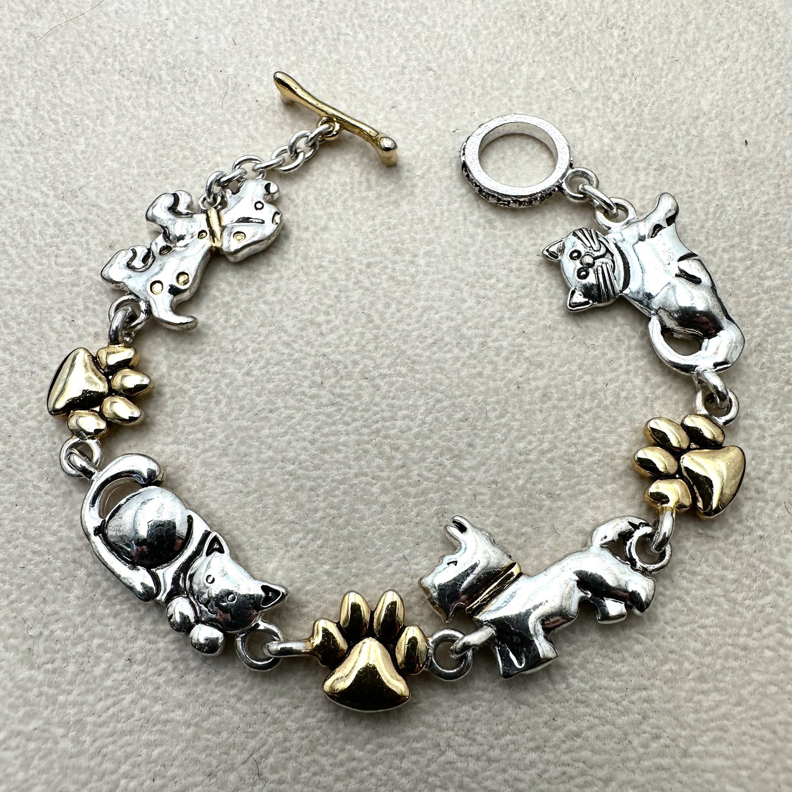 Dog and Cat Design Bracelet Silver and Gold Tone 7.5 Inch: Dog and Cat Design Bracelet Silver and Gold Tone 7.5 Inch