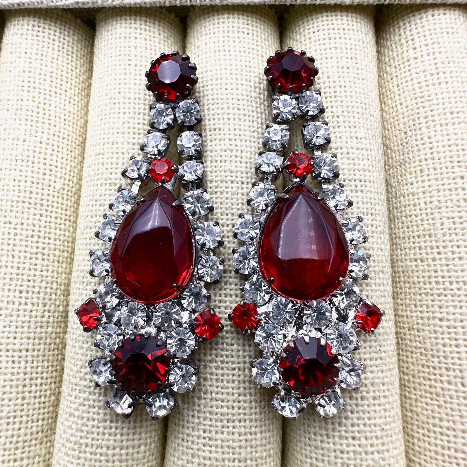 Vintage Red and Clear Glass Rhinestone Silver Tone Pierced Chandelier Earrings 2 Inch: Vintage Red and Clear Glass Rhinestone Silver Tone Pierced Chandelier Earrings 2 Inch
