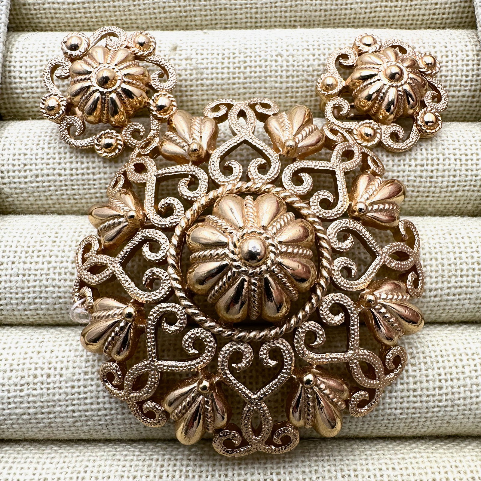 Vintage Trifari Ornate Gold Tone Brooch and Clip Earrings Set: Vintage Trifari Ornate Gold Tone Brooch and Clip Earrings Set