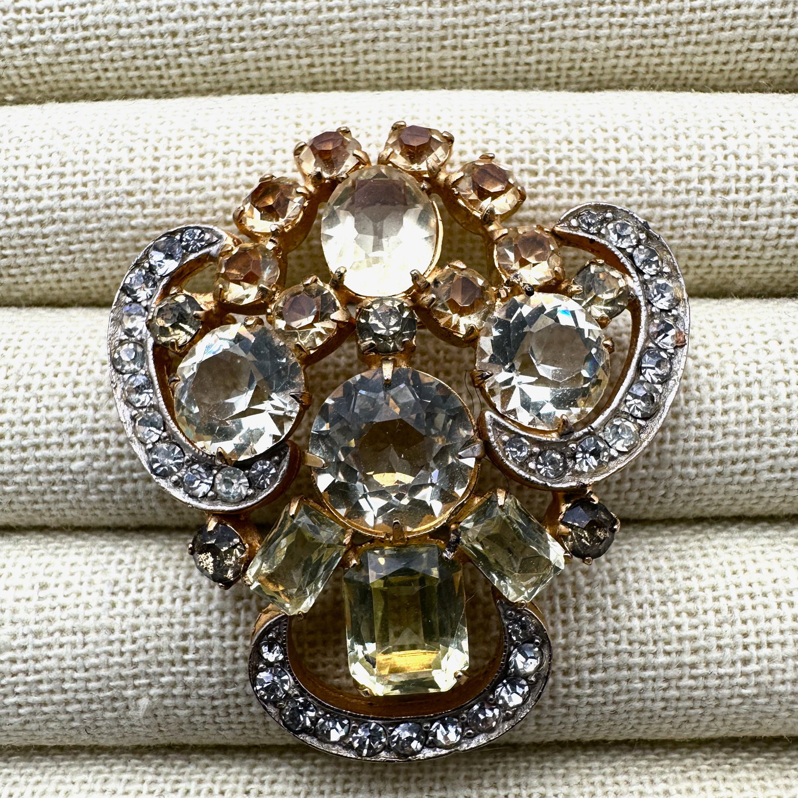 Vintage Kramer of New York Yellow Glass Rhinestone Gold Tone Brooch Pin 2 Inch: Vintage Kramer of New York Yellow Glass Rhinestone Gold Tone Brooch Pin 2 Inch