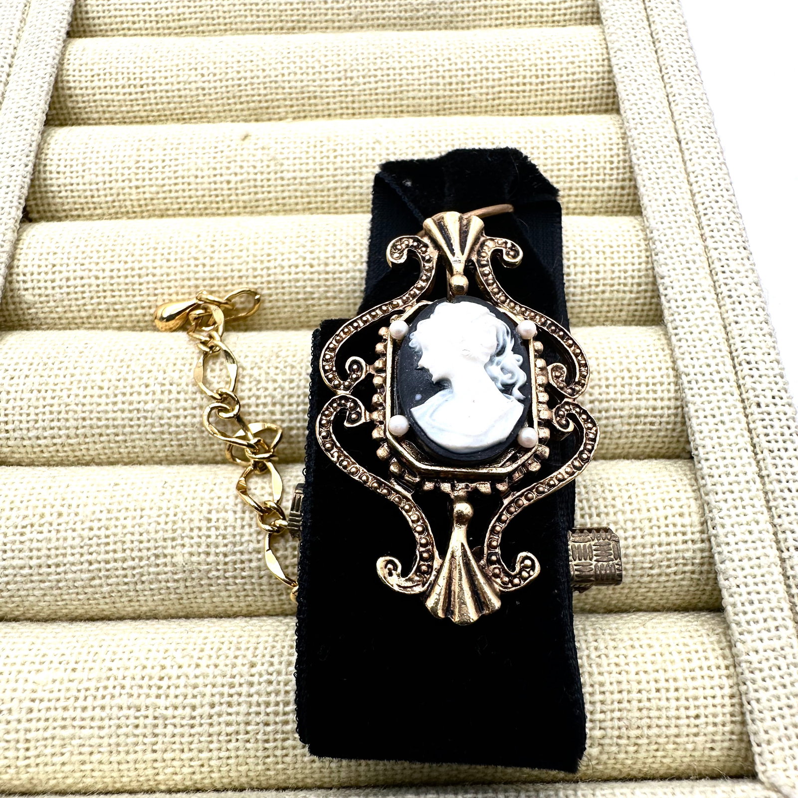 Vintage Cameo Velvet Gold Tone Choker Necklace 15 to 17 Inch: Vintage Cameo Velvet Gold Tone Choker Necklace 15 to 17 Inch