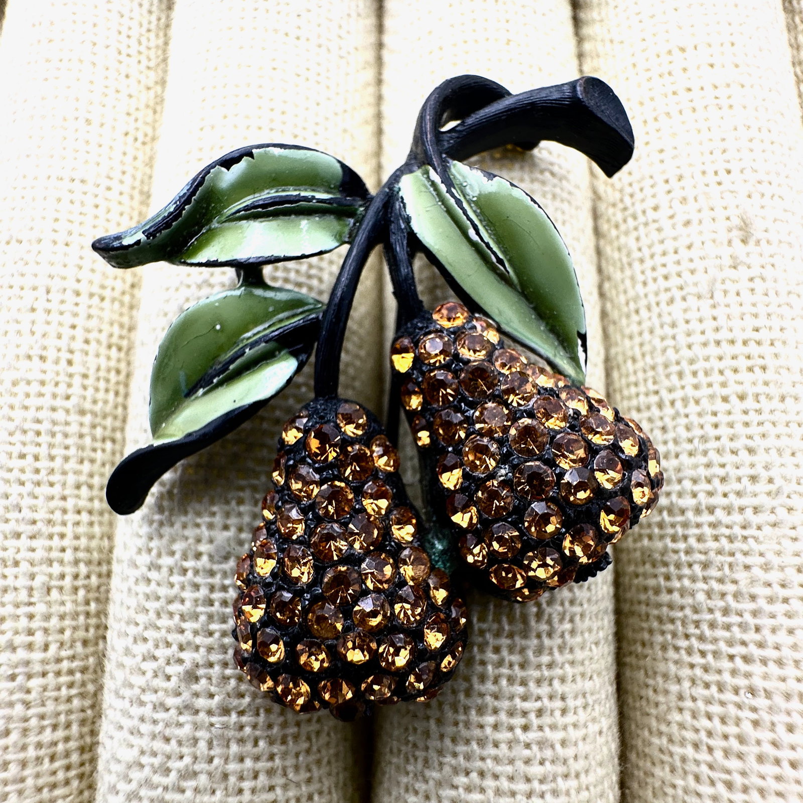 Vintage JJ Orange Glass Rhinestone Green Enamel Fruit Brooch Pin 1.5 Inch: Vintage JJ Orange Glass Rhinestone Green Enamel Fruit Brooch Pin 1.5 Inch