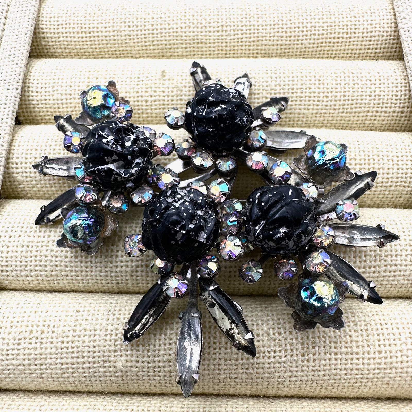 Vintage Judy Lee Grey Rhinestone Silver Tone Brooch Pin 2.5 Inch: Vintage Judy Lee Grey Rhinestone Silver Tone Brooch Pin 2.5 Inch