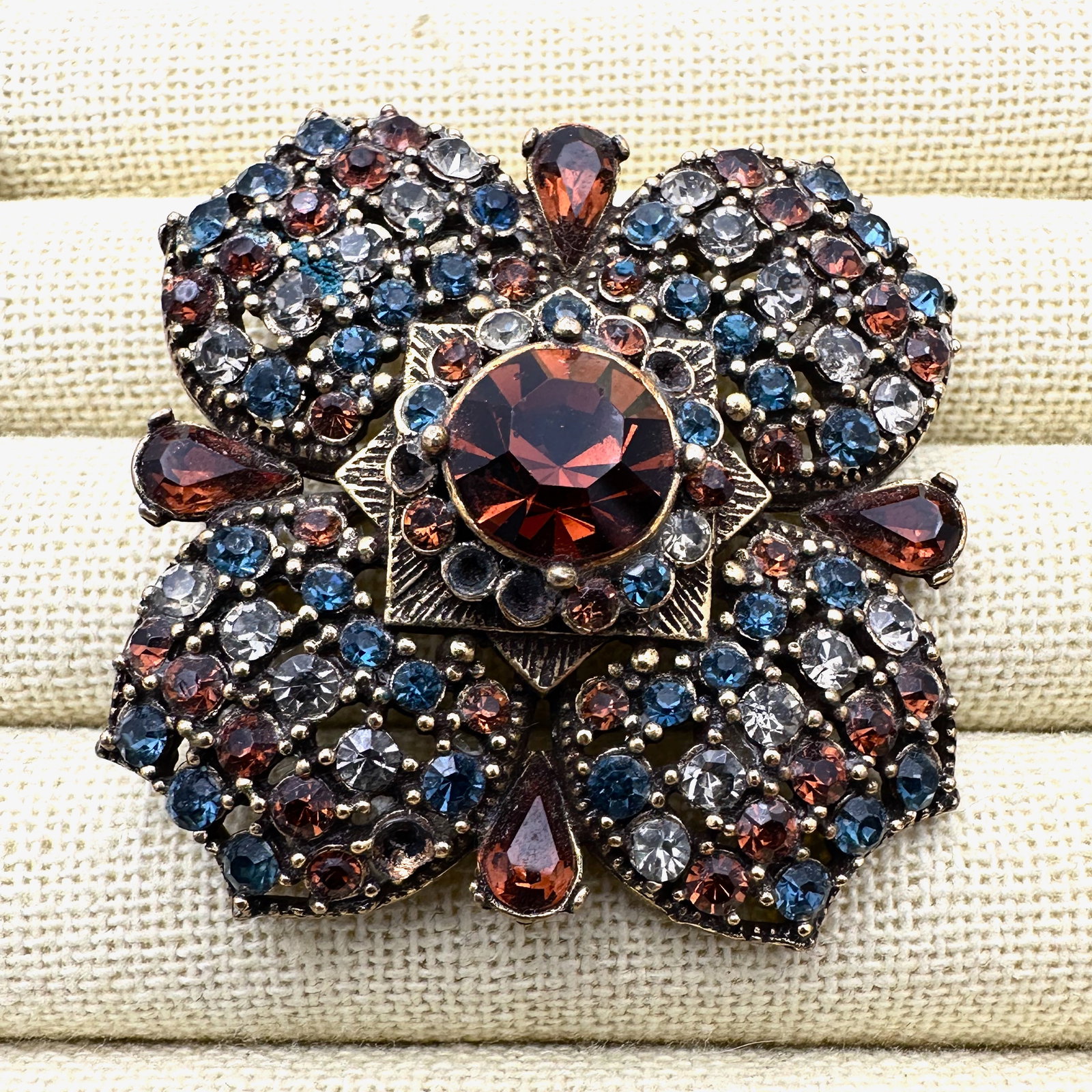 Vintage Hollycraft Blue Amber Rhinestone Gold Tone Brooch Pin 2 Inch: Vintage Hollycraft Blue Amber Rhinestone Gold Tone Brooch Pin 2 Inch