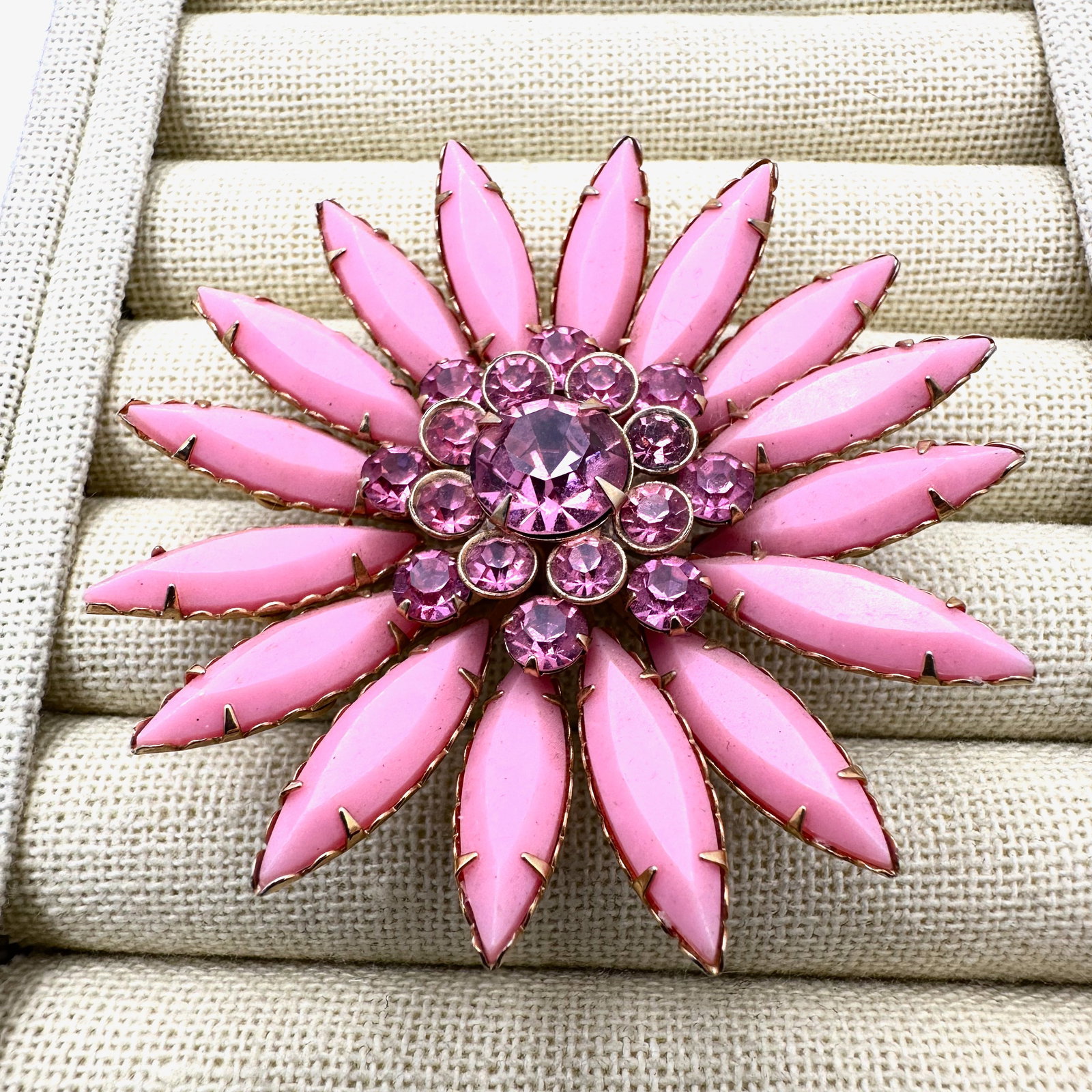 Vintage High End Unsigned Pink Glass Rhinestone Gold Tone Flower Brooch Pin 2.5 Inch: Vintage High End Unsigned Pink Glass Rhinestone Gold Tone Flower Brooch Pin 2.5 Inch