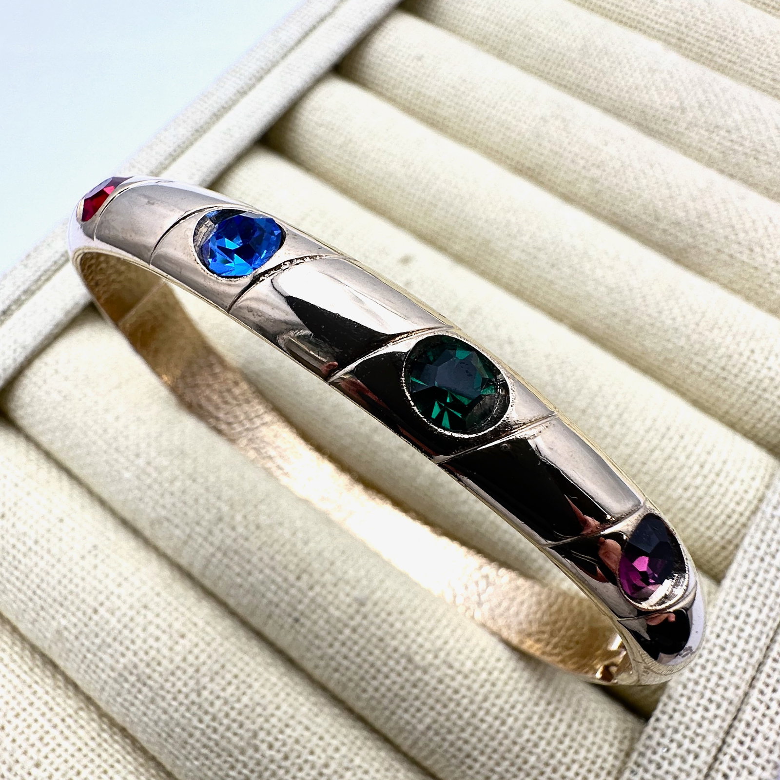 Vintage Jewel Tone Crystal Gold Tone Hinged Bangle Bracelet 7 Inch: Vintage Jewel Tone Crystal Gold Tone Hinged Bangle Bracelet 7 Inch