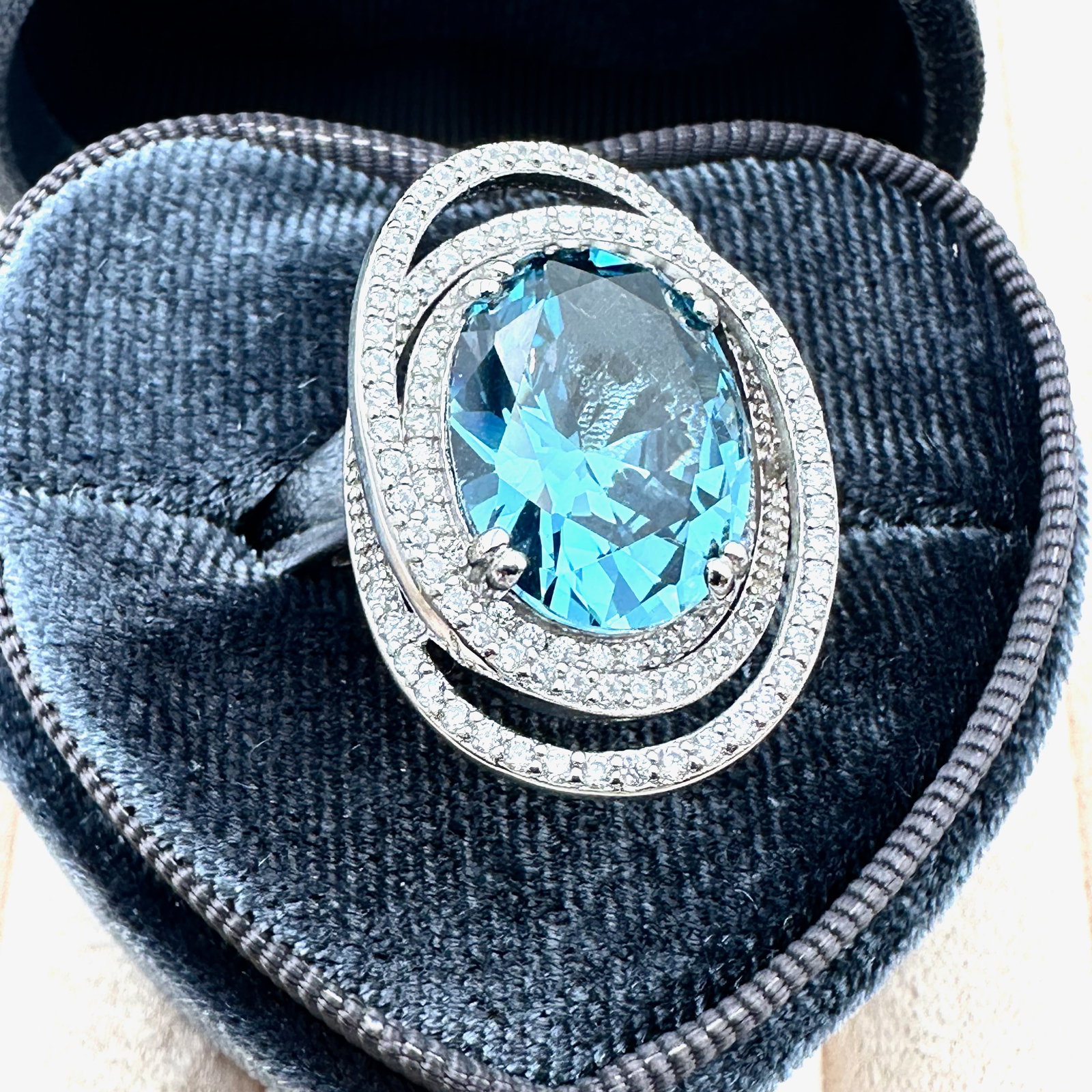 Charles Winstone for Bella Luce Simulated Blue and White Diamond Sterling Silver Ring Size 9 Box: Charles Winstone for Bella Luce Simulated Blue and White Diamond Sterling Silver Ring Size 9 Box Included