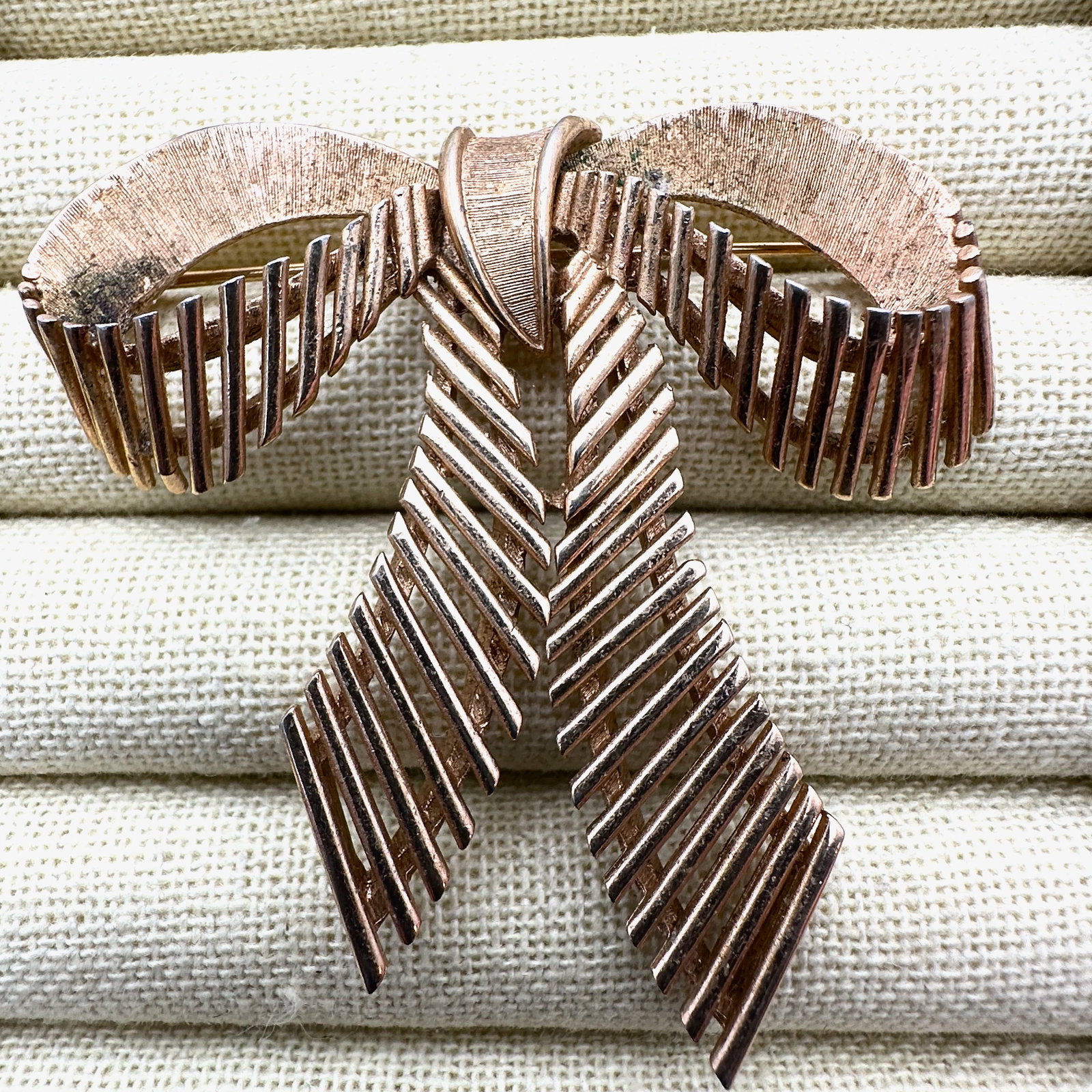 Vintage Trifari Gold Tone Bow Brooch Pin 2.5 Inch (1 of 2)