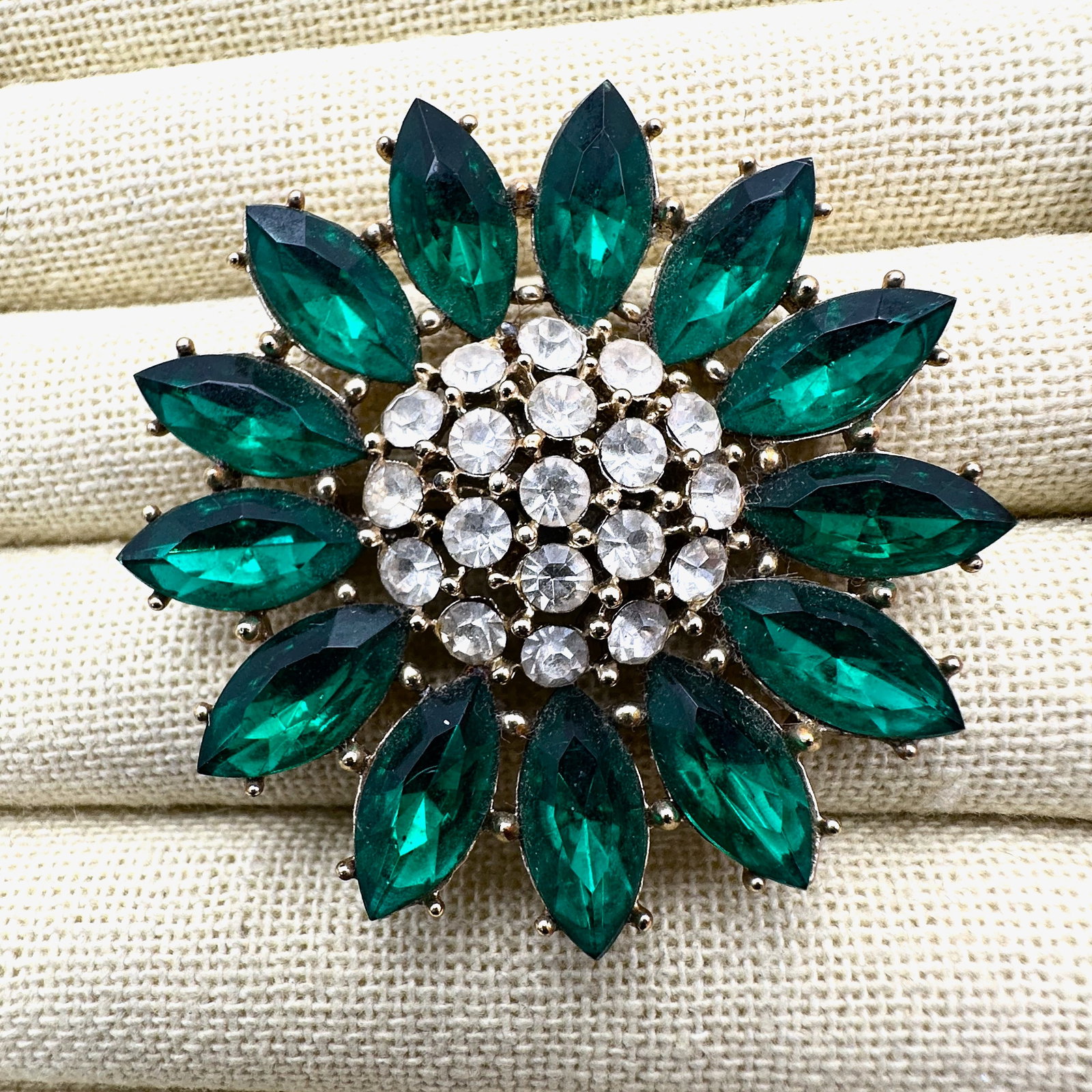 Vintage Green Glass Rhinestone Gold Tone Flower Brooch Pin 2 Inch: Vintage Green Glass Rhinestone Gold Tone Flower Brooch Pin 2 Inch