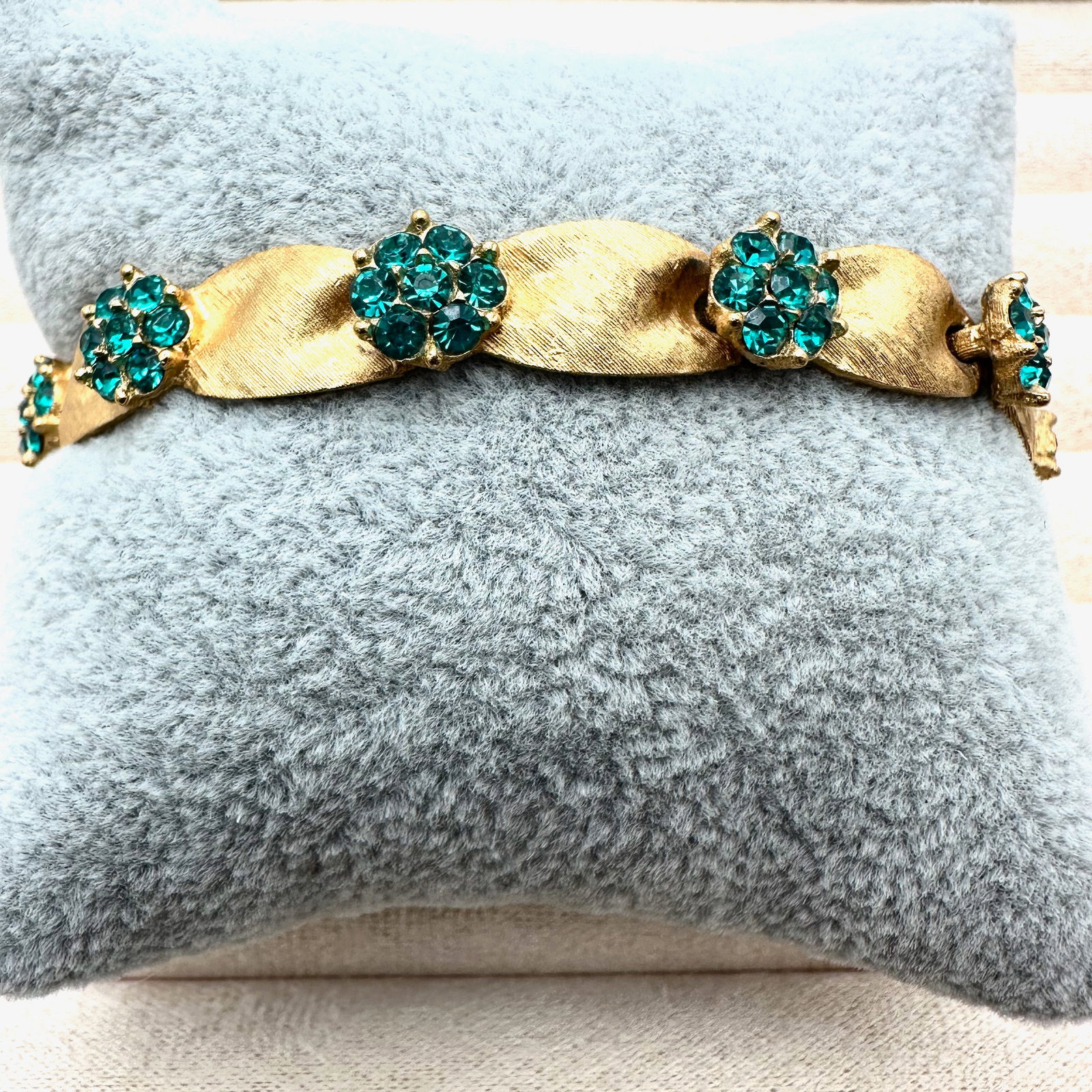 Vintage Trifari Blue Rhinestone Gold Tone Bracelet Birthstone Collection 7 Inch: Vintage Trifari Blue Rhinestone Gold Tone Bracelet Birthstone Collection 7 Inch