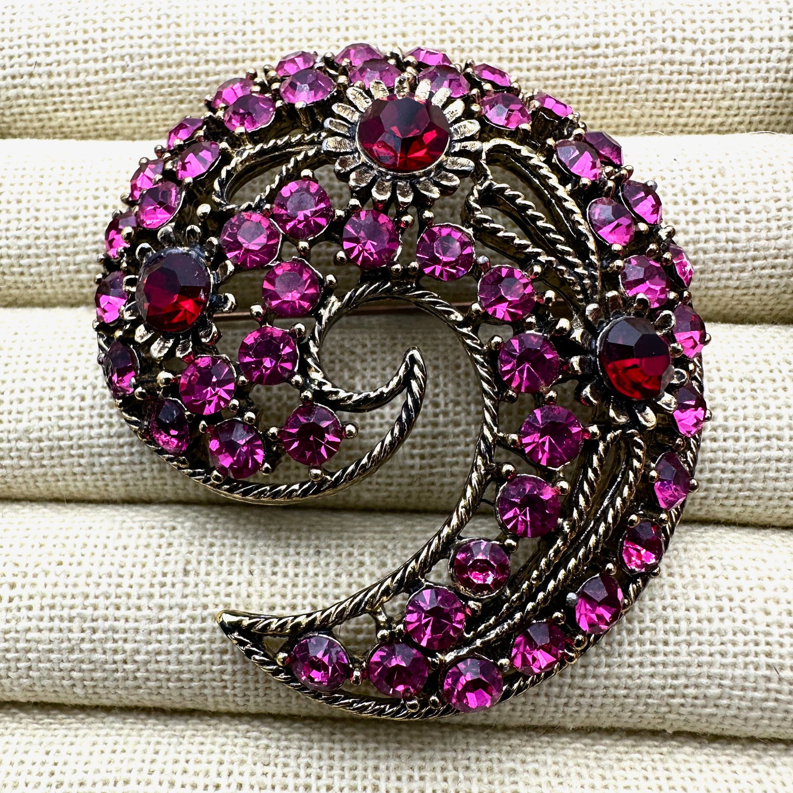 Vintage Pink and Red Glass Rhinestone Gold Tone Brooch Pin 2.5 Inch: Vintage Pink and Red Glass Rhinestone Gold Tone Brooch Pin 2.5 Inch