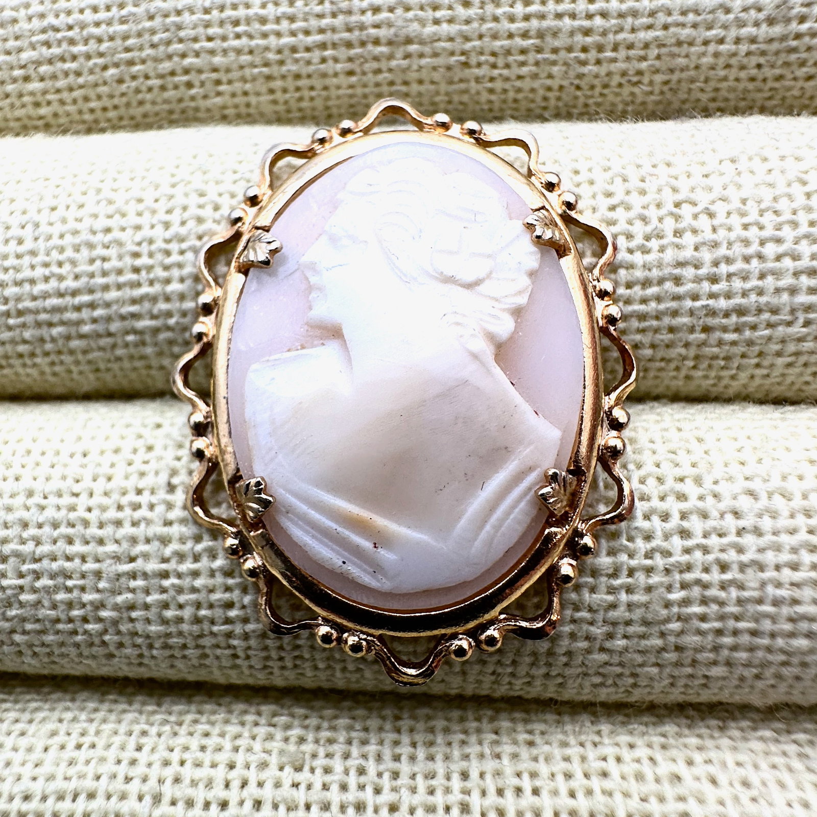 Vintage Carved Shell Cameo Gold Plated Brooch Pin 1.5 Inch: Vintage Carved Shell Cameo Gold Plated Brooch Pin 1.5 Inch