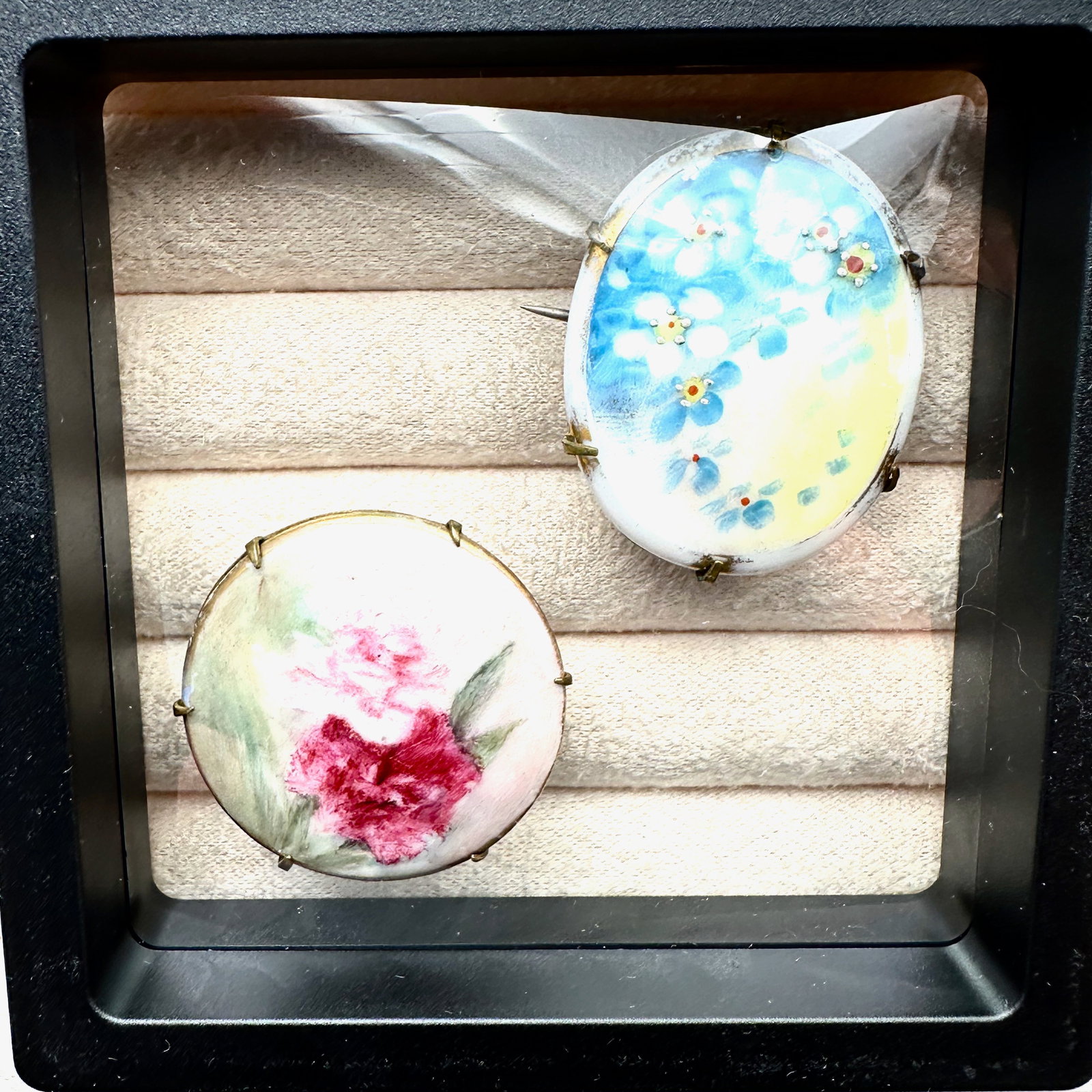 Antique Pair of Hand painted Floral Ceramic Brooches Pins Antiqued Gold Tone Box Included (1 of 2)
