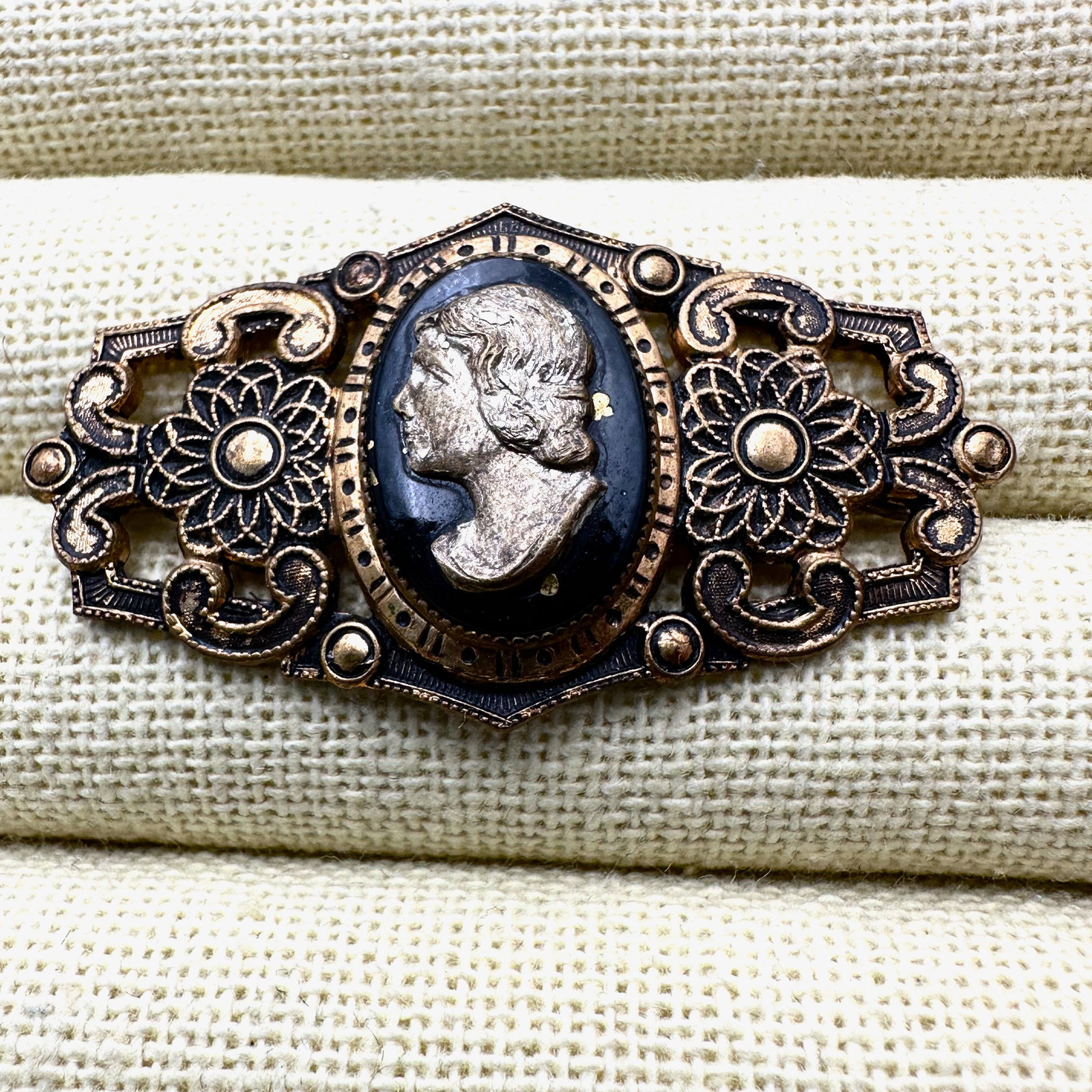 Vintage Antiqued Gold Tone Cameo Brooch Pin 2 Inch (1 of 2)