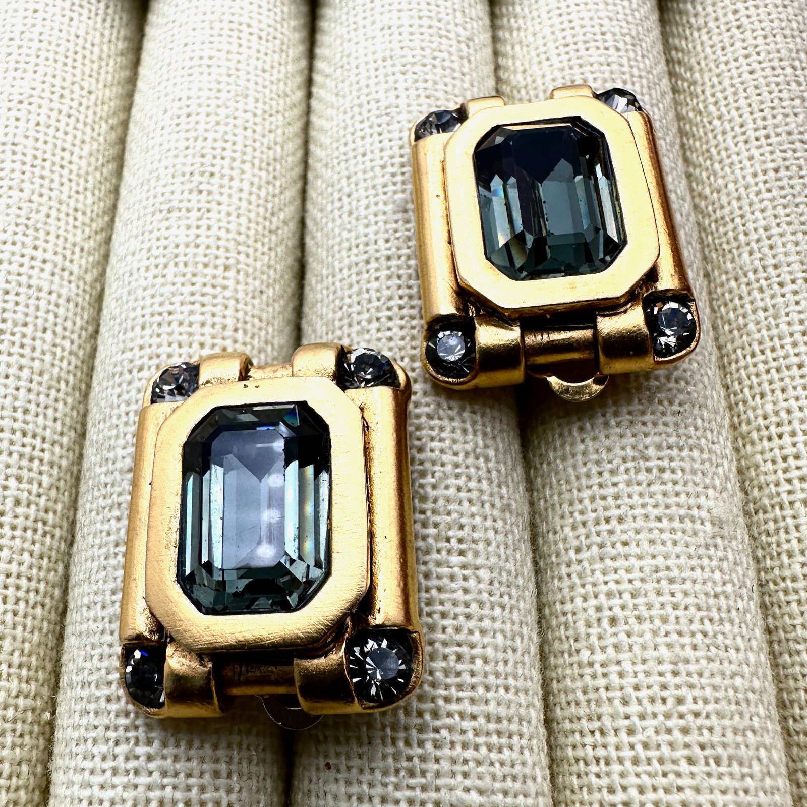 Vintage Grey Crystal Matte Gold Tone Clip Earrings: Vintage Grey Crystal Matte Gold Tone Clip Earrings