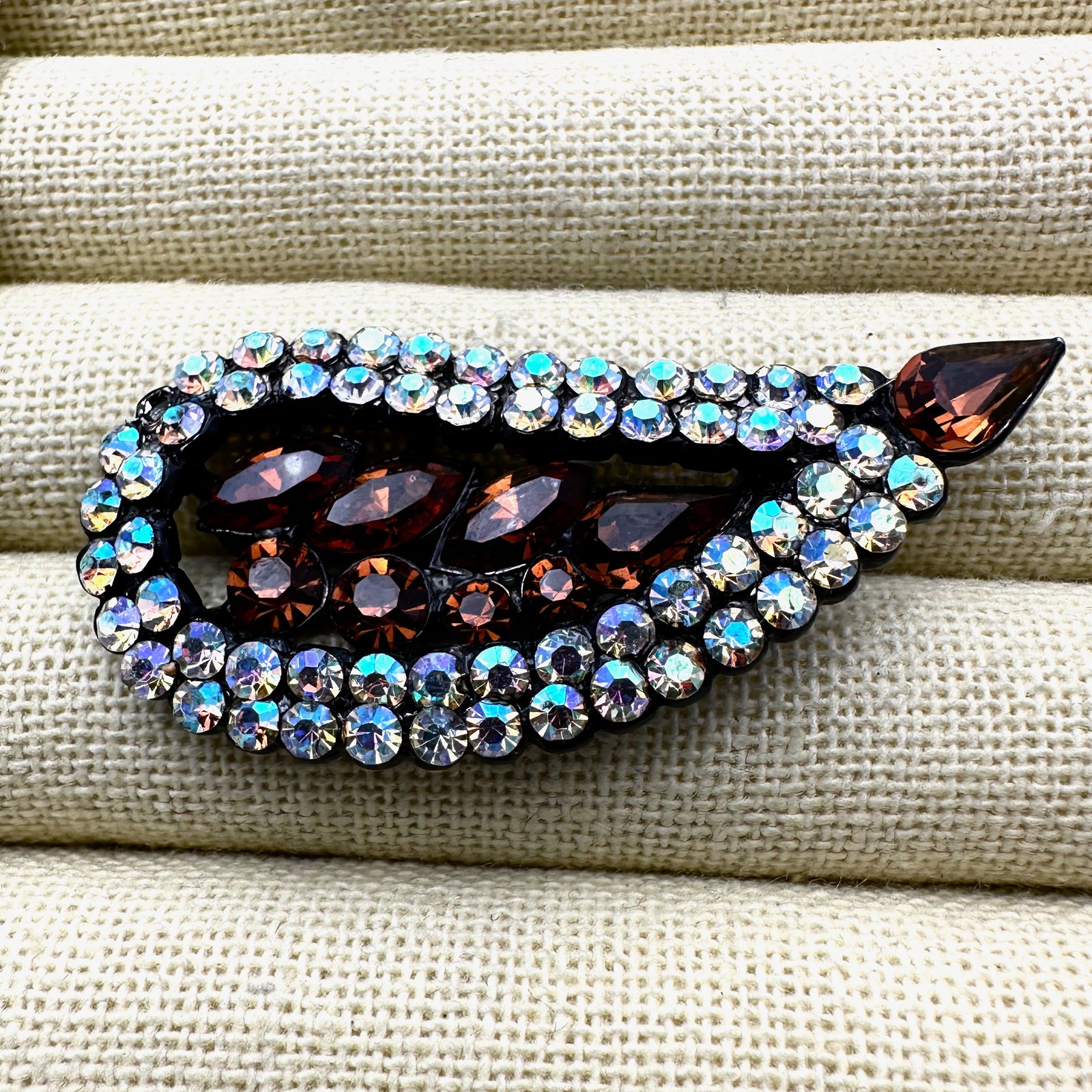 Vintage Brown Glass Rhinestone Aurora Borealis Black Japanned Brooch Pin 2 Inch: Vintage Brown Glass Rhinestone Aurora Borealis Black Japanned Brooch Pin 2 Inch