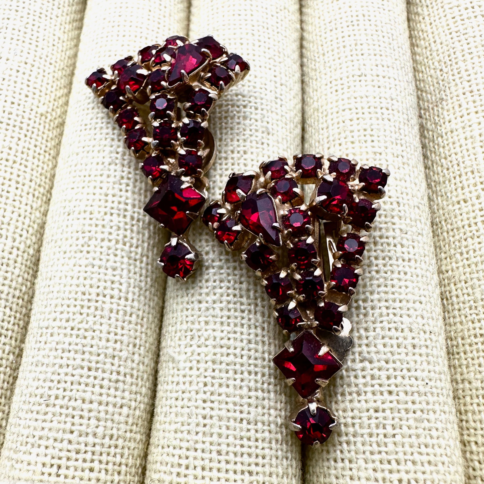Vintage Red Glass Rhinestone Gold Tone Clip Earrings 1.5 Inch: Vintage Red Glass Rhinestone Gold Tone Clip Earrings 1.5 Inch