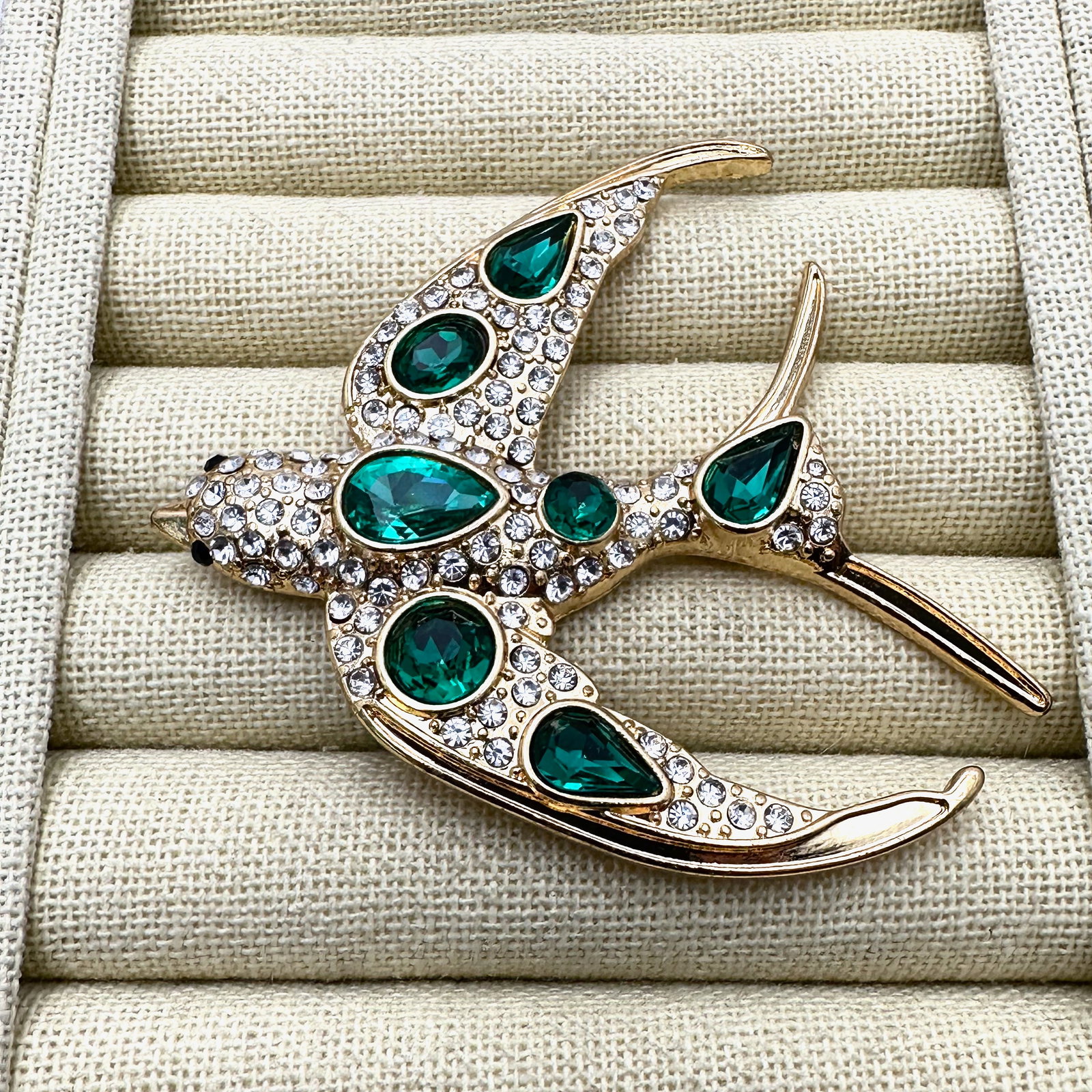 Vintage Style Emerald Green Glass Rhinestone Gold Tone Bird Brooch Pin 2.5 Inch Heavy Quality Made: Vintage Style Emerald Green Glass Rhinestone Gold Tone Bird Brooch Pin 2.5 Inch Heavy Quality Made