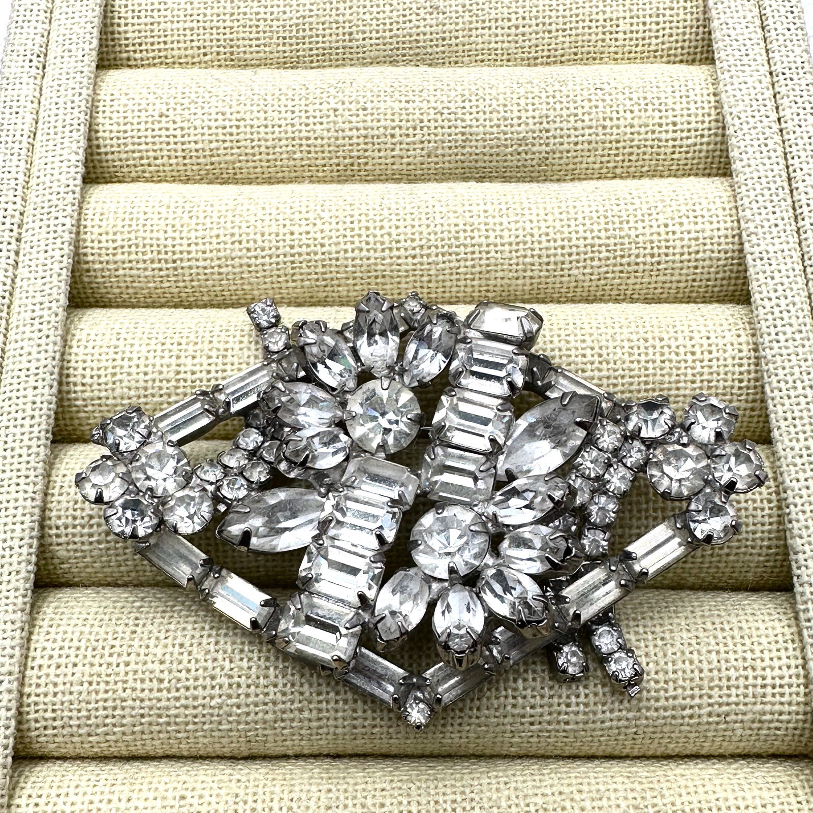 Vintage Unsigned High End Clear Glass Rhinestone Silver Tone Brooch Pin 3 Inch: Vintage Unsigned High End Clear Glass Rhinestone Silver Tone Brooch Pin 3 Inch