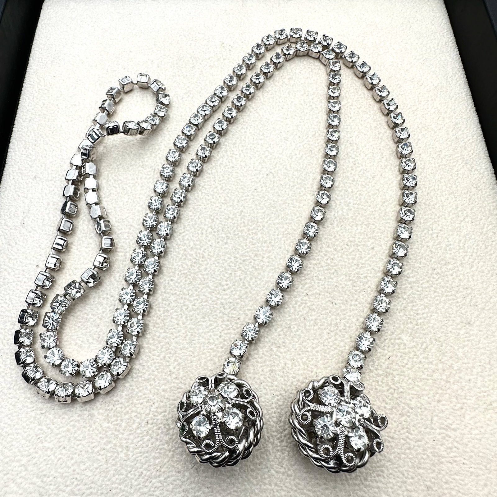 Vintage Unsigned High End Clear Glass Rhinestone Lariat Style Necklace 32 Inch Length: Vintage Unsigned High End Clear Glass Rhinestone Lariat Style Necklace 32 Inch Length