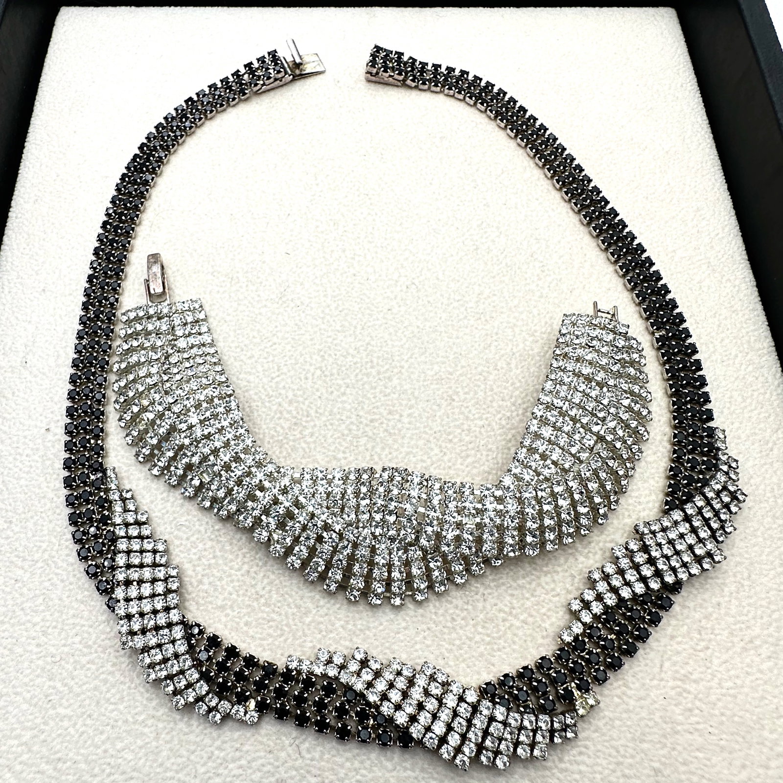Vintage Black and White Glass Rhinestone Silver Tone Necklace and Bracelet Set: Vintage Black and White Glass Rhinestone Silver Tone Necklace and Bracelet Set