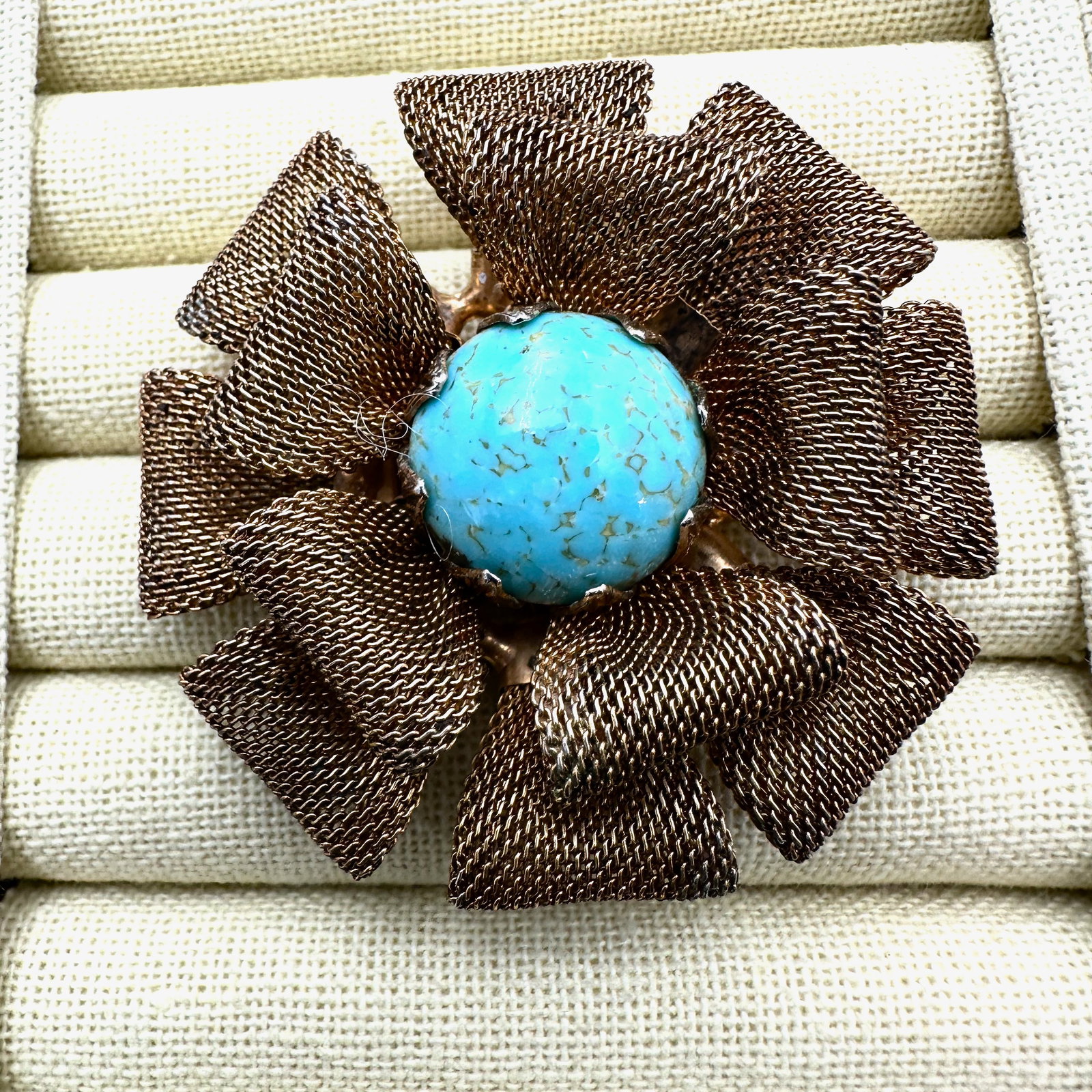 Vintage Blue Speckled Glass Cabochon Gold Tone Mesh Flower Brooch Pin 2.5 Inch: Vintage Blue Speckled Glass Cabochon Gold Tone Mesh Flower Brooch Pin 2.5 Inch