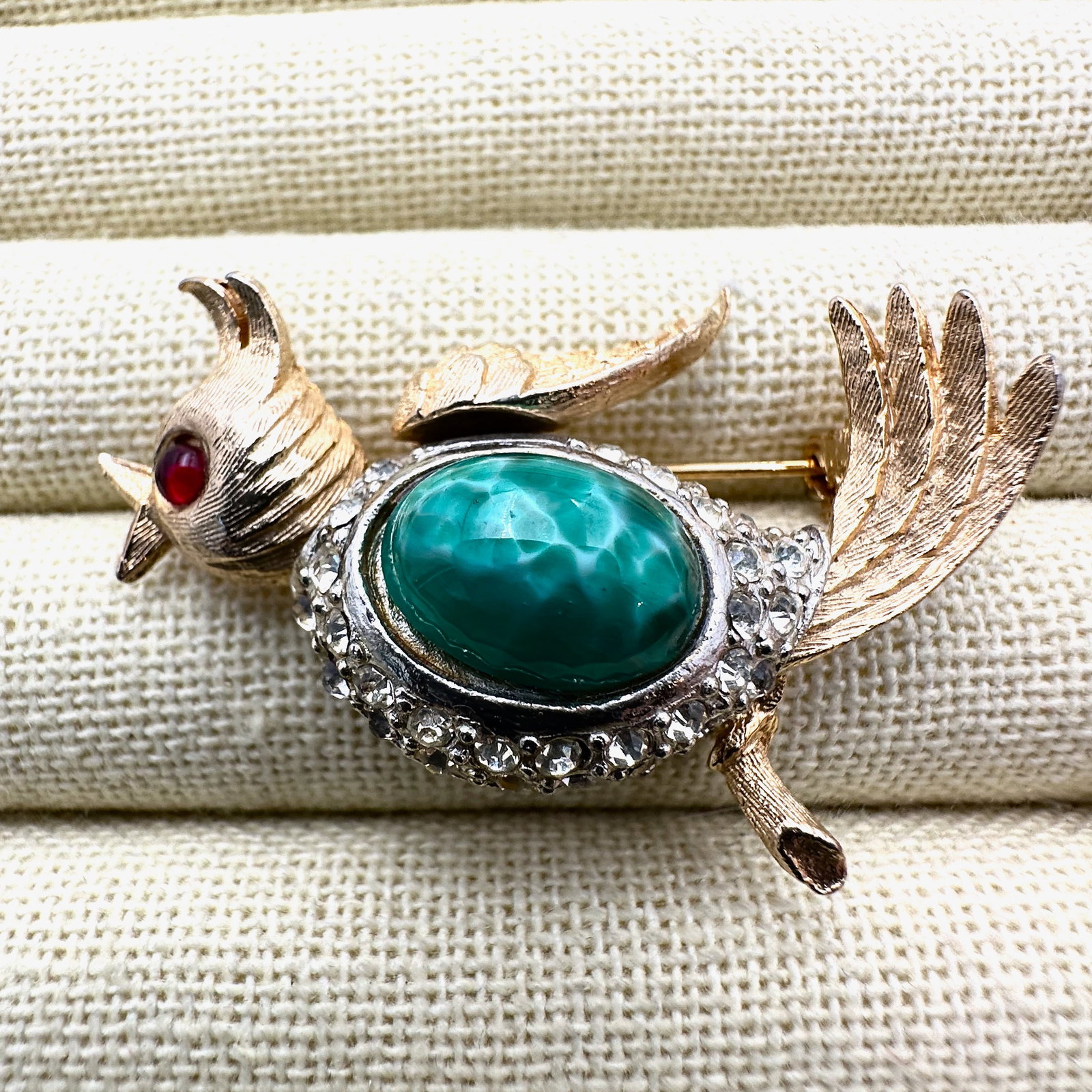 Vintage Green Peking Glass Clear Rhinestone Gold Tone Figural Bird Brooch Pin 1.5 Inch (1 of 2)