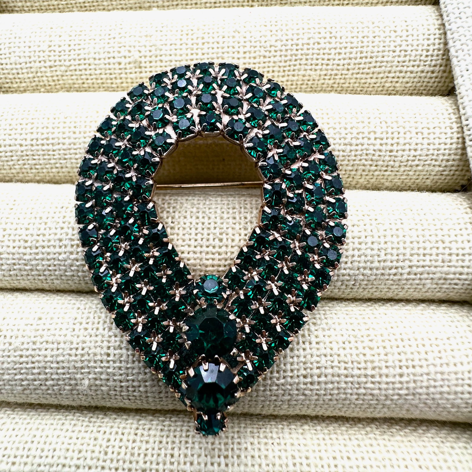 Vintage Tammy Jewels Green Glass Rhinestone Gold Tone Brooch Pin 2 Inch (1 of 2)
