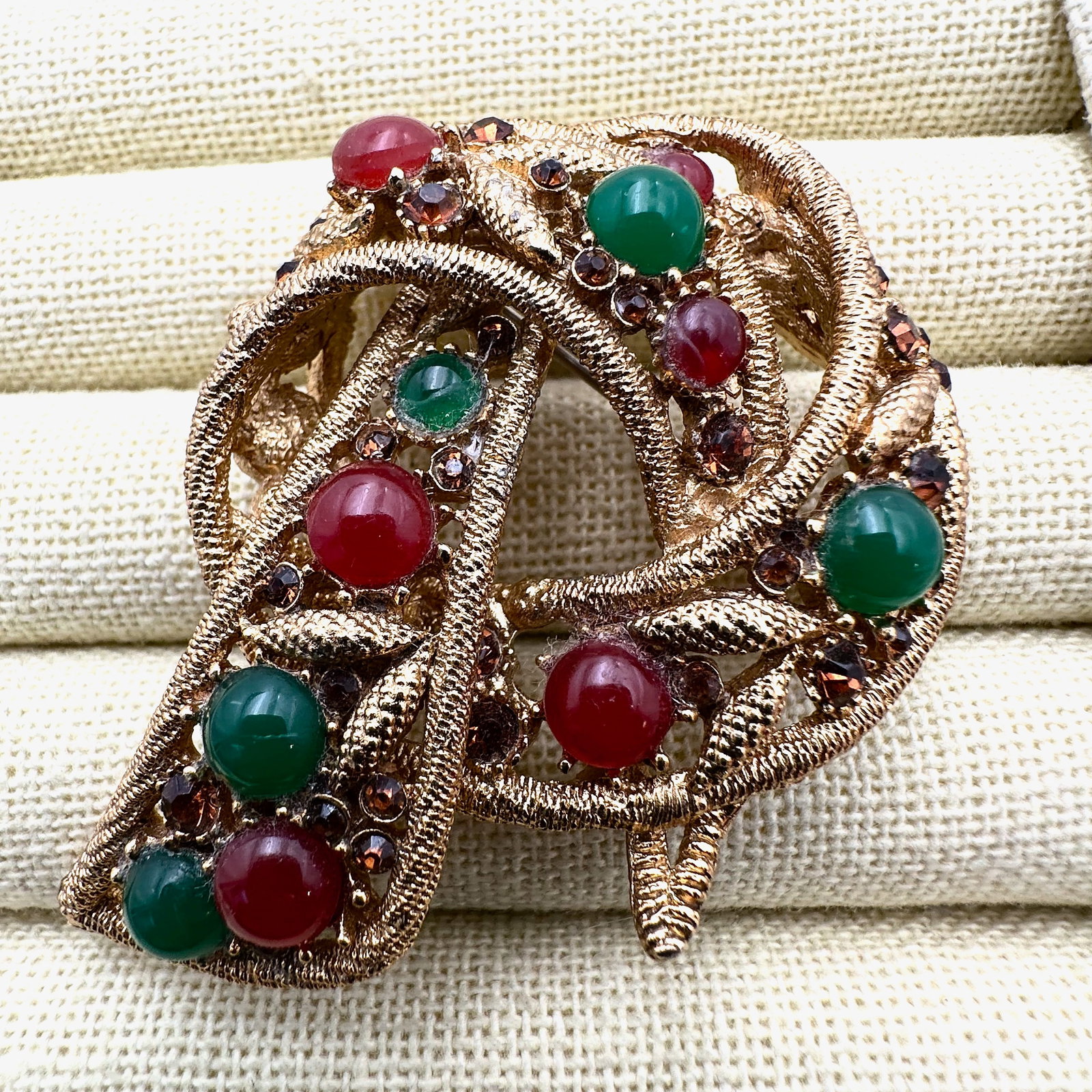 Vintage Capri Green and Burgundy Cabochon Gold Tone Brooch Pin 3 Inch: Vintage Capri Green and Burgundy Cabochon Gold Tone Brooch Pin 3 Inch