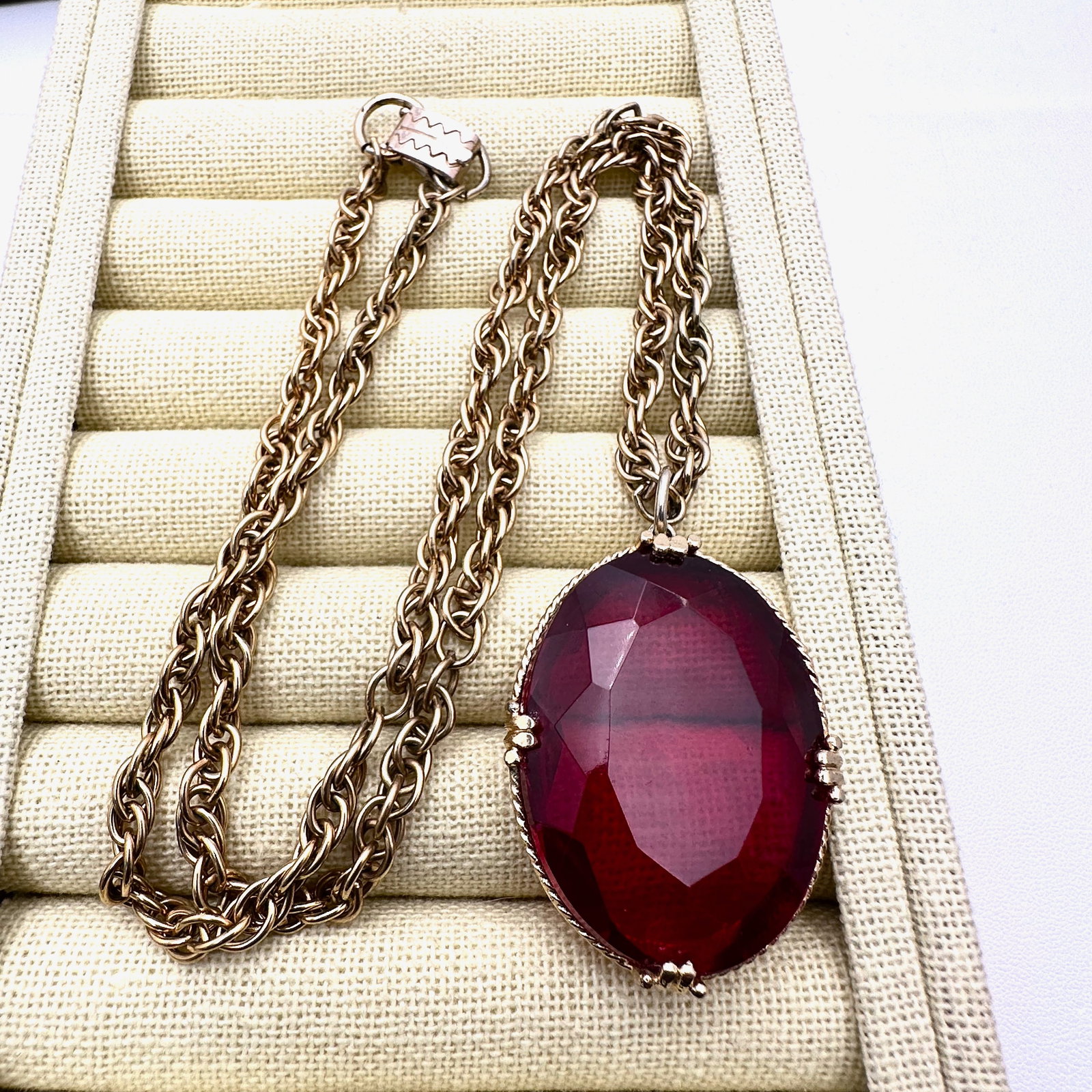 Vintage Red Glass Stone Gold Tone Pendant Necklace Signed Made in Italy: Vintage Red Glass Stone Gold Tone Pendant Necklace Signed Made in Italy