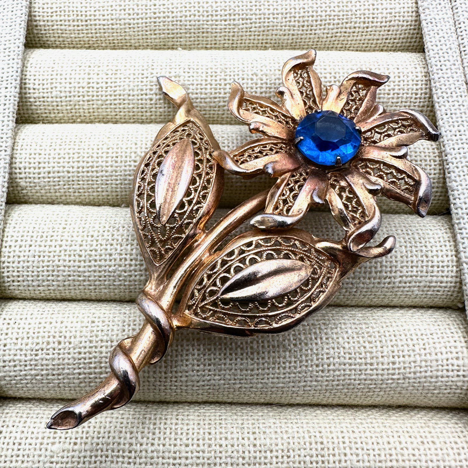 Vintage 1940s Era Blue Glass Rhinestone Gold Plated Silver Pot Metal Flower Brooch Pin 3.25 Inch: Vintage 1940s Era Blue Glass Rhinestone Gold Plated Silver Pot Metal Flower Brooch Pin 3.25 Inch
