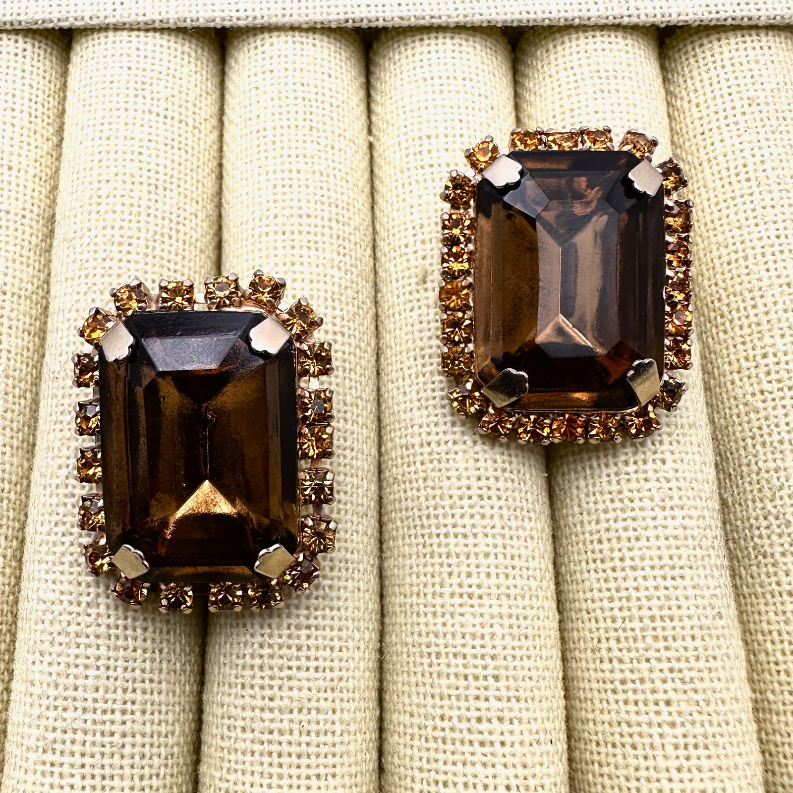 Vintage Amber and Orange Glass Rhinestone Gold Tone Clip Earrings: Vintage Amber and Orange Glass Rhinestone Gold Tone Clip Earrings