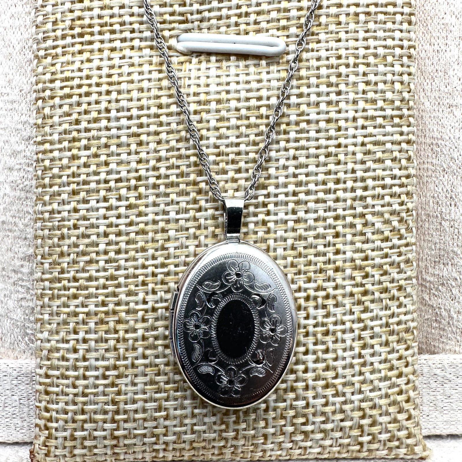Vintage Sterling Silver Oval Picture Locket Pendant Necklace 18 Inch Chain (1 of 2)