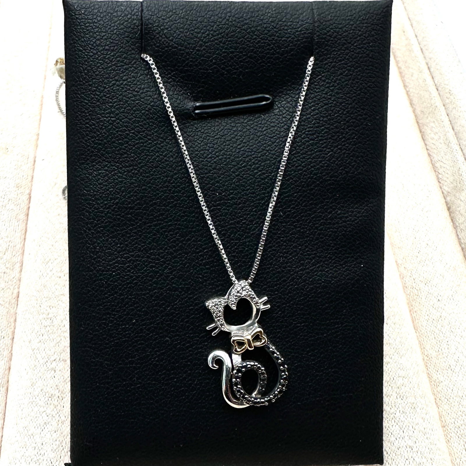 Black and White Diamond Accented Cat Sterling Silver Pendant Necklace 18 Inch Chain: Black and White Diamond Accented Cat Sterling Silver Pendant Necklace 18 Inch Chain