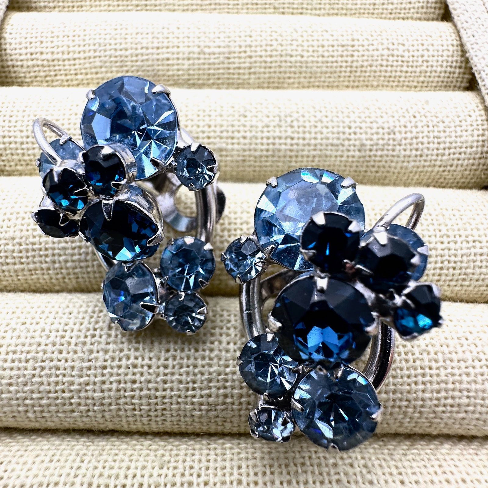 Vintage Juliana Blue Glass Rhinestone Silver Tone Clip Earrings: Vintage Juliana Blue Glass Rhinestone Silver Tone Clip Earrings