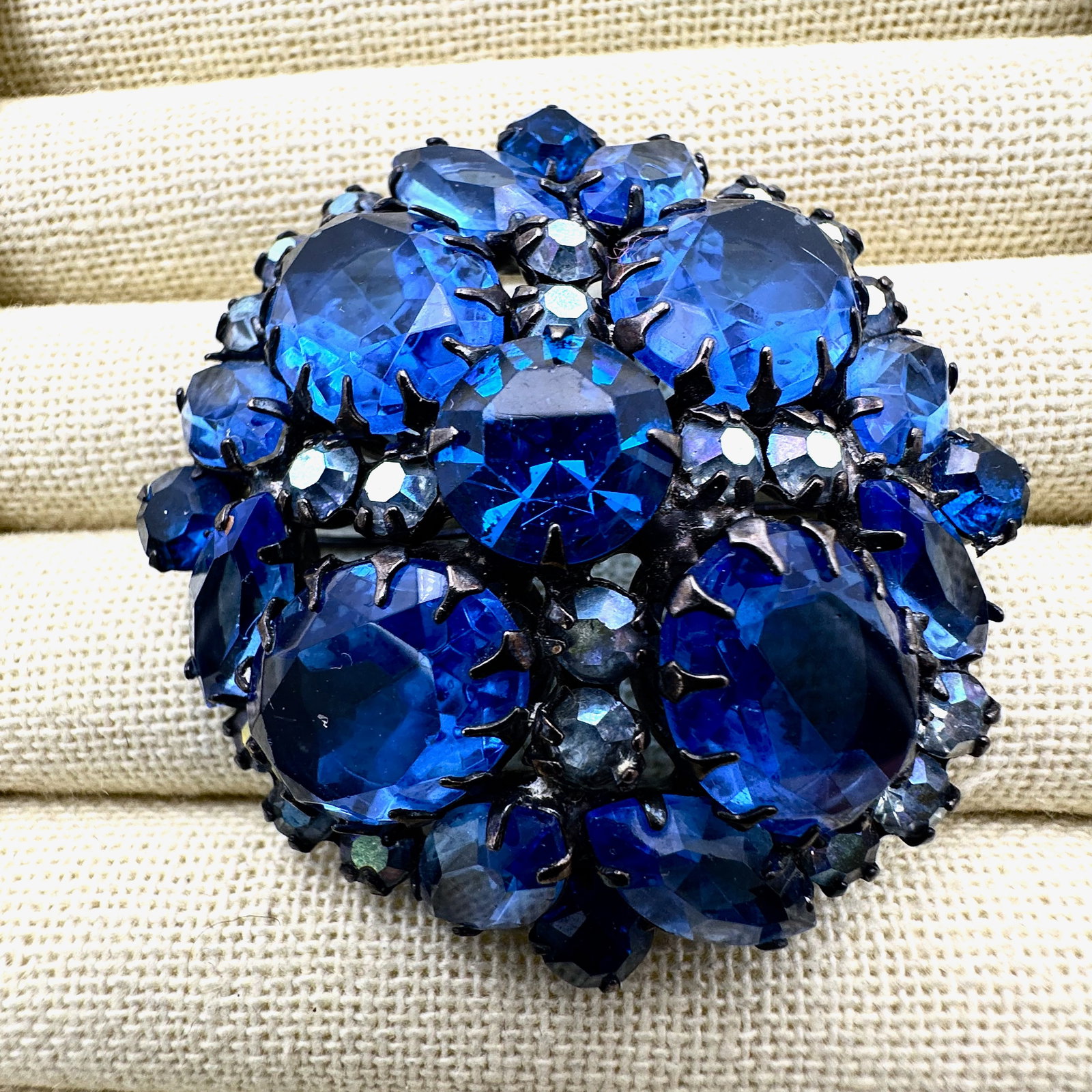 Vintage Juliana? Blue Glass Rhinestone Black Japanned Metal Brooch Pin 2.25 Inch: Vintage Juliana? Blue Glass Rhinestone Black Japanned Metal Brooch Pin 2.25 Inch