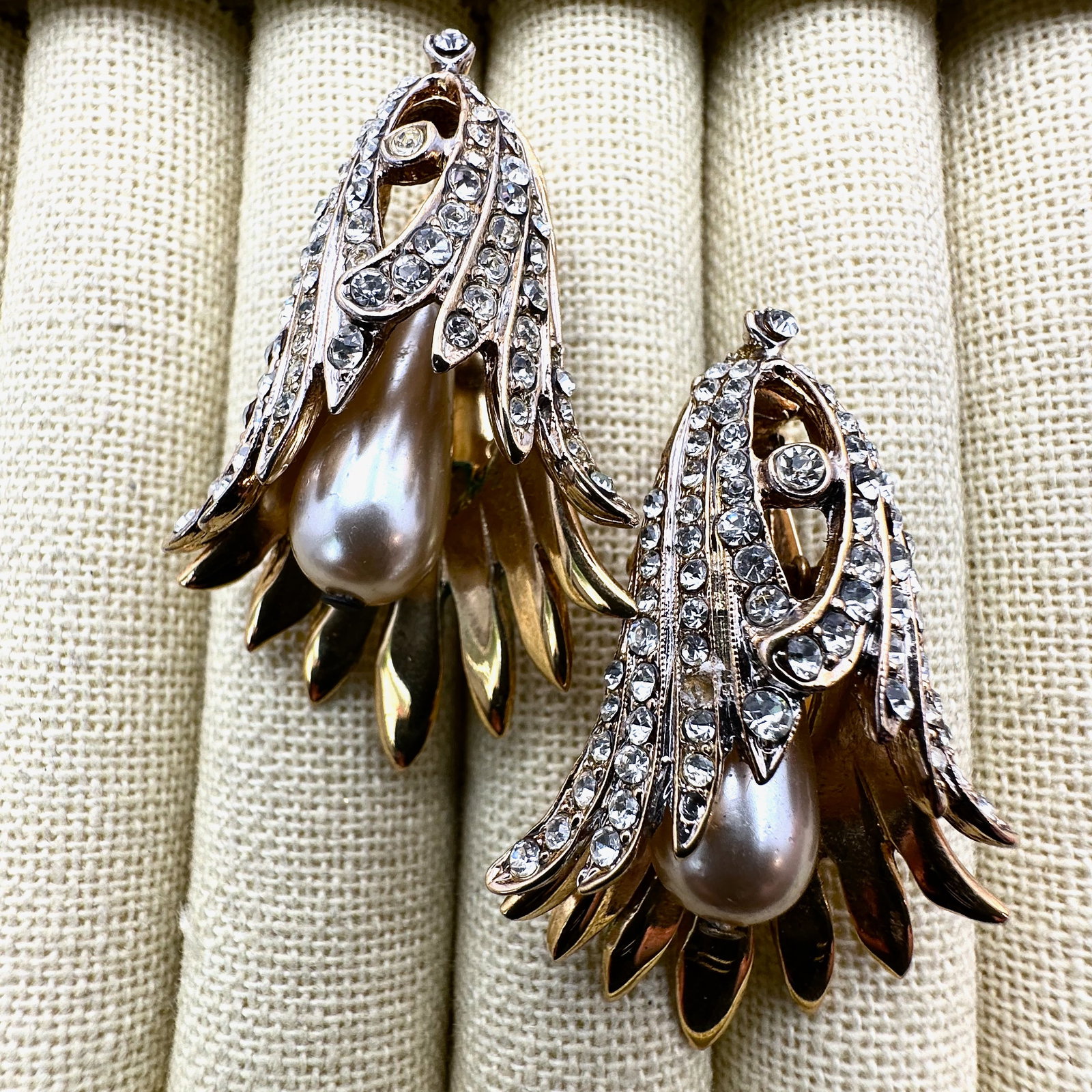 Vintage Clear Crystal and Faux Pearl Gold Tone Clip Earrings 2 Inch: Vintage Clear Crystal and Faux Pearl Gold Tone Clip Earrings 2 Inch