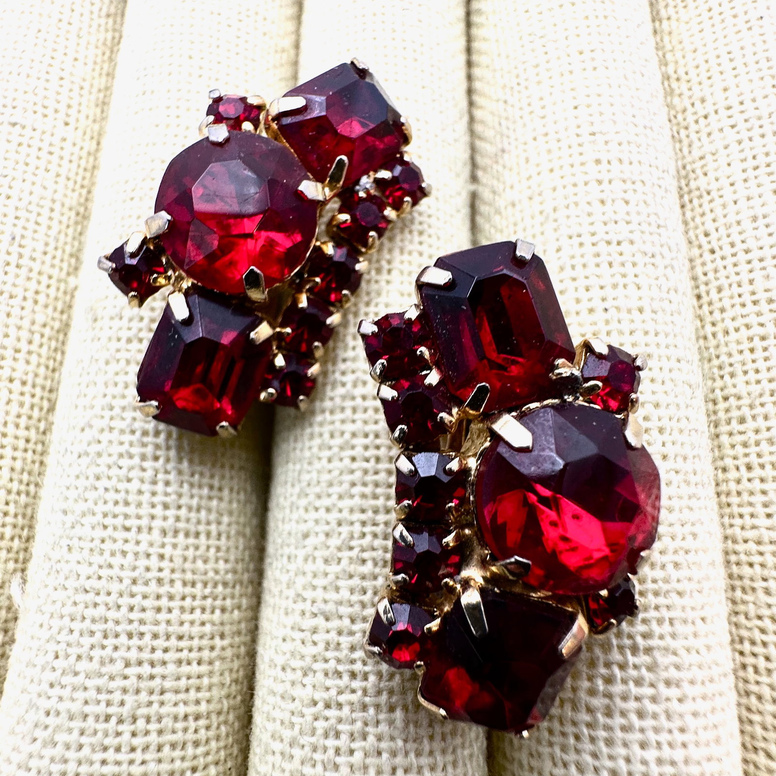 Vintage Red Glass Rhinestone Gold Tone Clip Earrings 1.5 Inch: Vintage Red Glass Rhinestone Gold Tone Clip Earrings 1.5 Inch