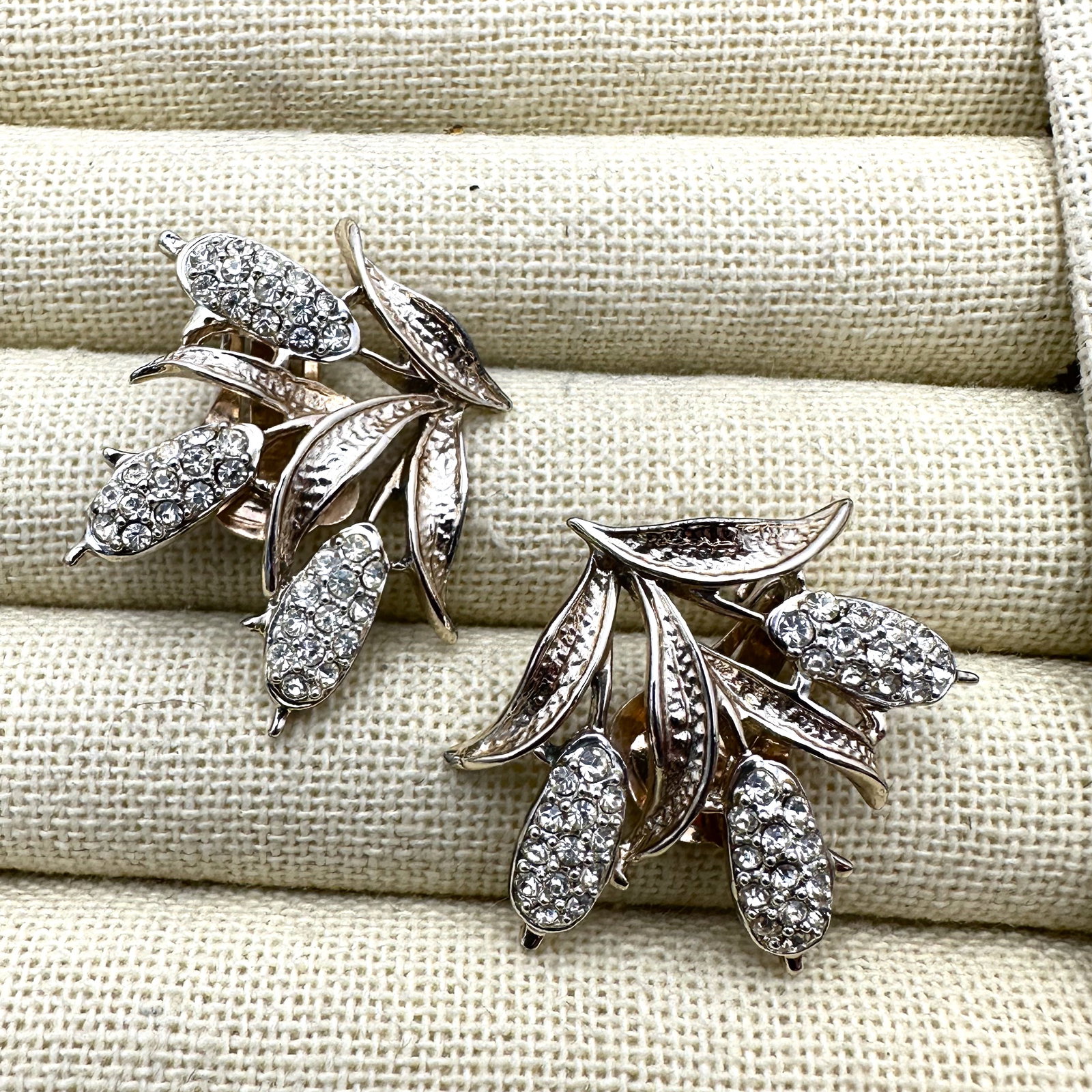 Vintage Kramer Clear Rhinestone Gold Tone Clip Earrings: Vintage Kramer Clear Rhinestone Gold Tone Clip Earrings