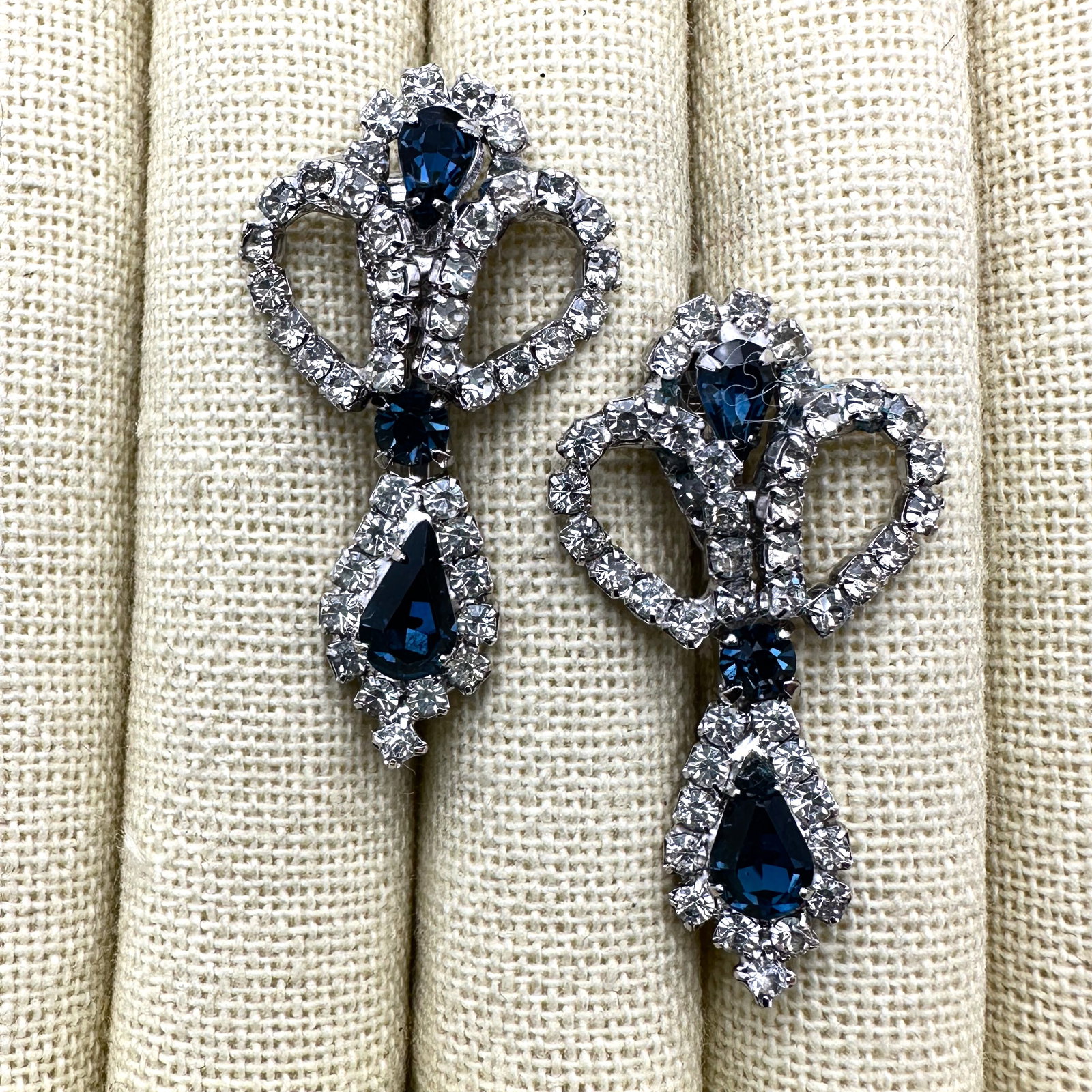 Vintage High End Unsigned Blue and Clear Glass Rhinestone Silver Tone Clip Earrings 1.5 Inch: Vintage High End Unsigned Blue and Clear Glass Rhinestone Silver Tone Clip Earrings 1.5 Inch