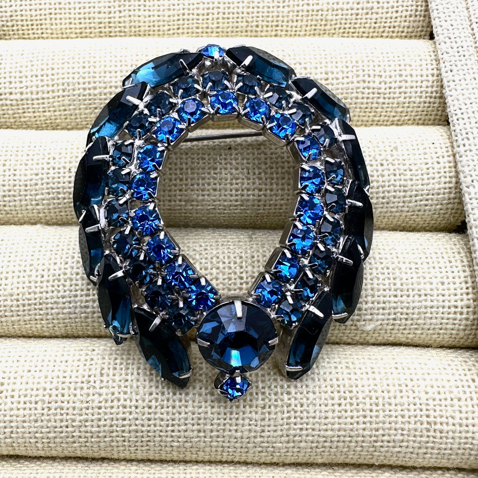 Vintage Blue Glass Rhinestone Silver Tone Brooch Pin 2.5 Inch: Vintage Blue Glass Rhinestone Silver Tone Brooch Pin 2.5 Inch
