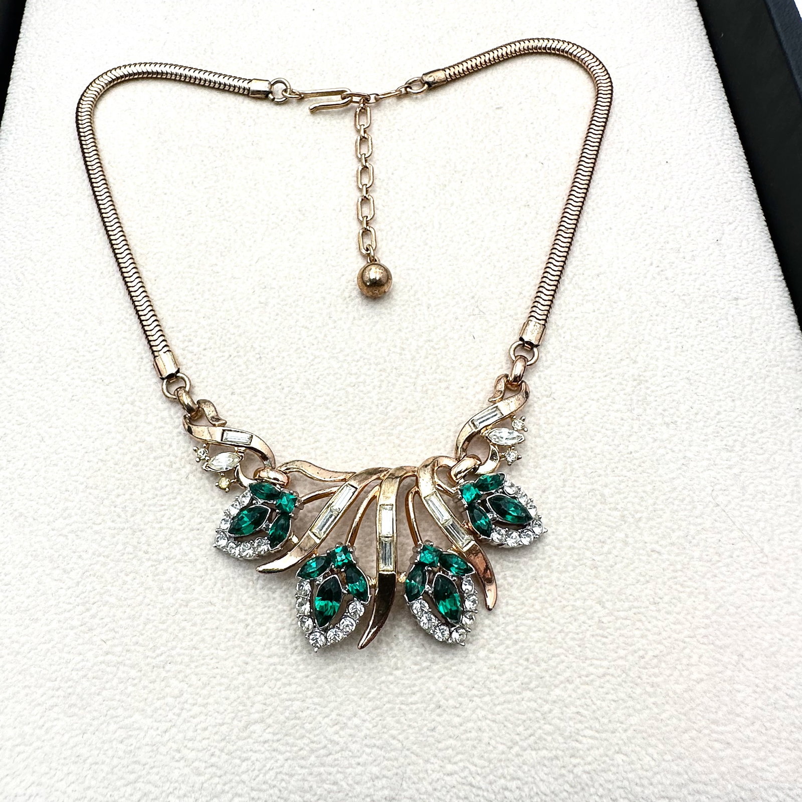 Vintage Trifari Emerald Green Glass Rhinestone Gold Tone Necklace 16 Inch: Vintage Trifari Emerald Green Glass Rhinestone Gold Tone Necklace 16 Inch