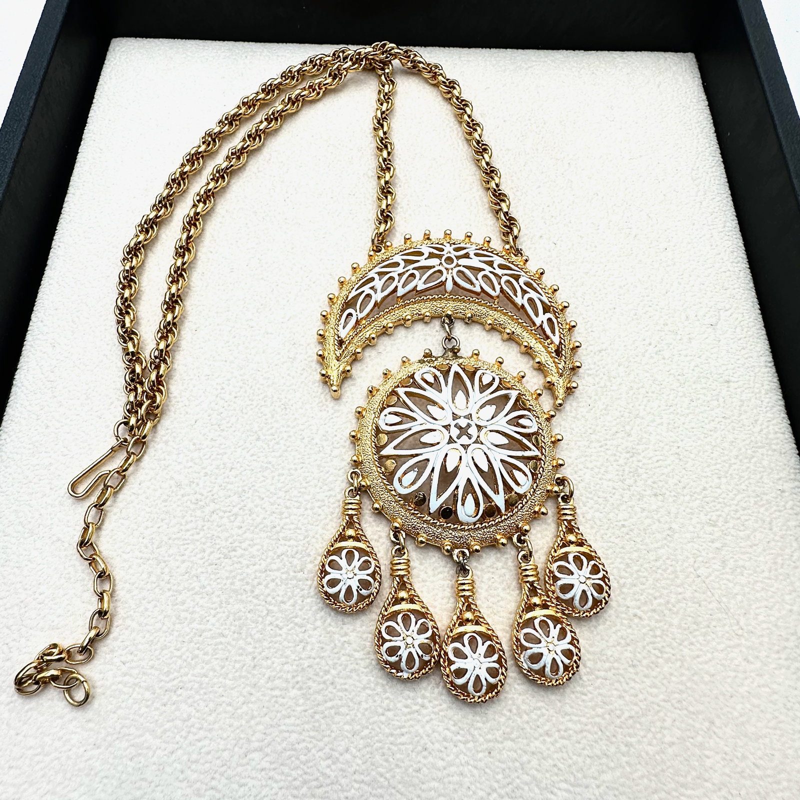 Vintage Vendome White Enamel Gold Tone Pendant Necklace 18 to 20 Inch: Vintage Vendome White Enamel Gold Tone Pendant Necklace 18 to 20 Inch