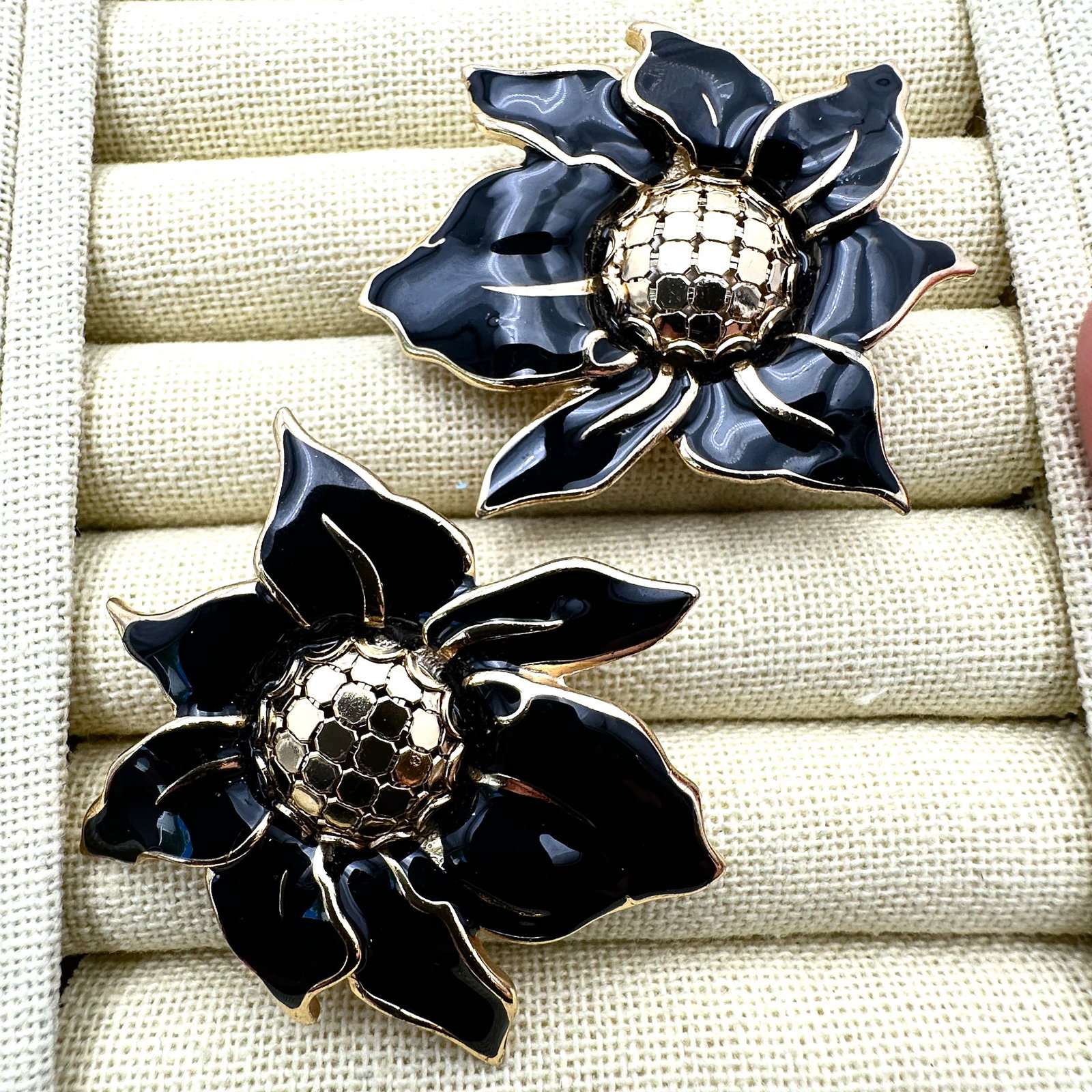 Vintage Whiting and Davis Large Black Enamel Flower Gold Tone Clip Earrings 2 Inch: Vintage Whiting and Davis Large Black Enamel Flower Gold Tone Clip Earrings 2 Inch