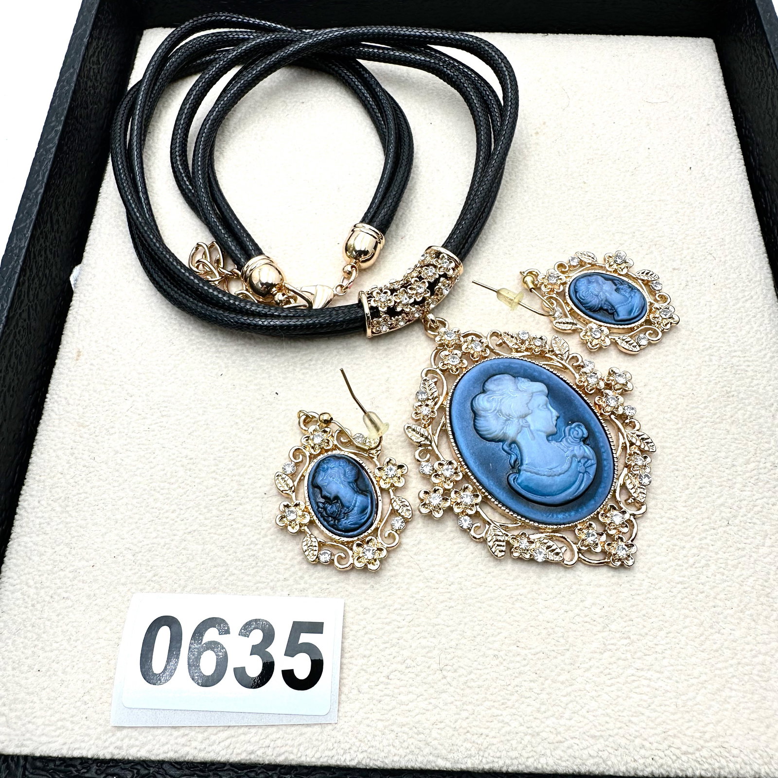 Crystal Cameo Necklace and Pierced Earrings Set: Crystal Cameo Necklace and Pierced Earrings Set