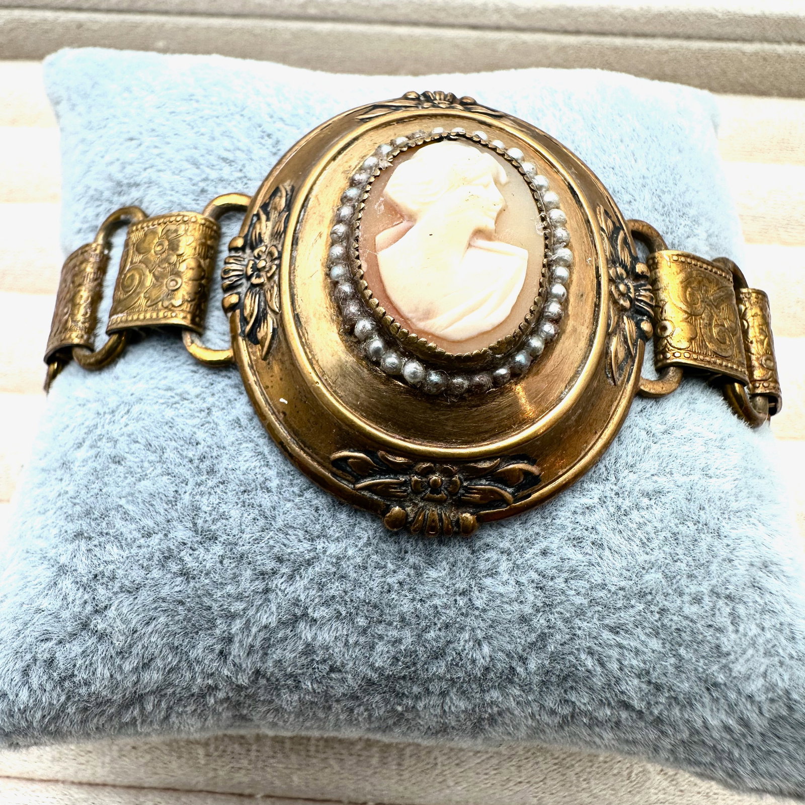 Vintage Book Chain Carved Shell Cameo Bracelet Antiqued Gold Tone 7 Inch: Vintage Book Chain Carved Shell Cameo Bracelet Antiqued Gold Tone 7 Inch
