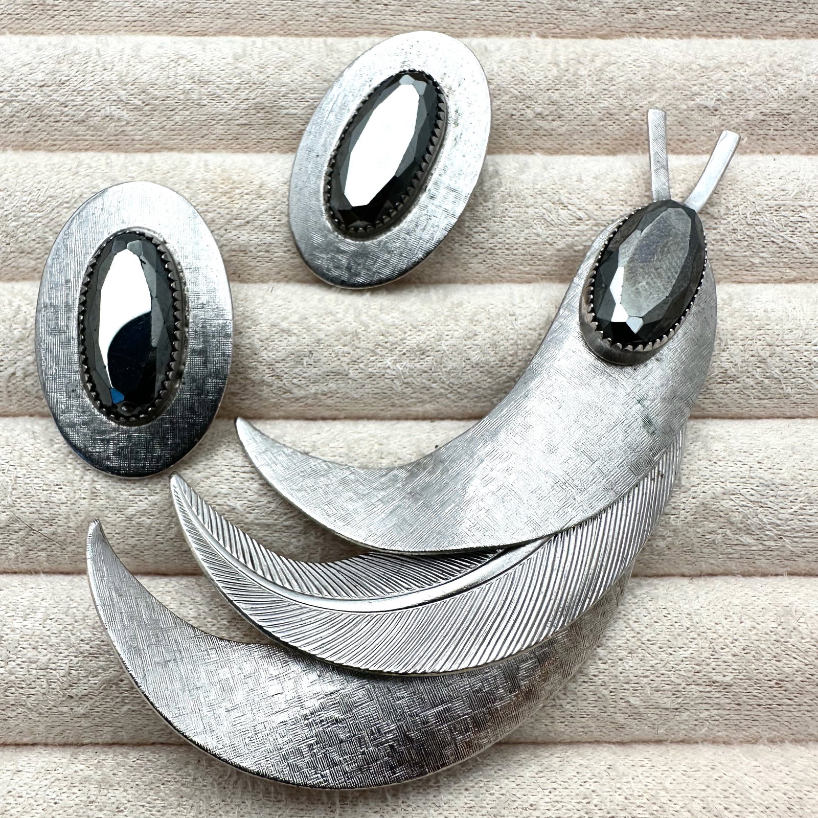 Vintage Whiting and Davis Hematite Stone Silver Tone Brooch and Clip Earrings Set: Vintage Whiting and Davis Hematite Stone Silver Tone Brooch and Clip Earrings Set