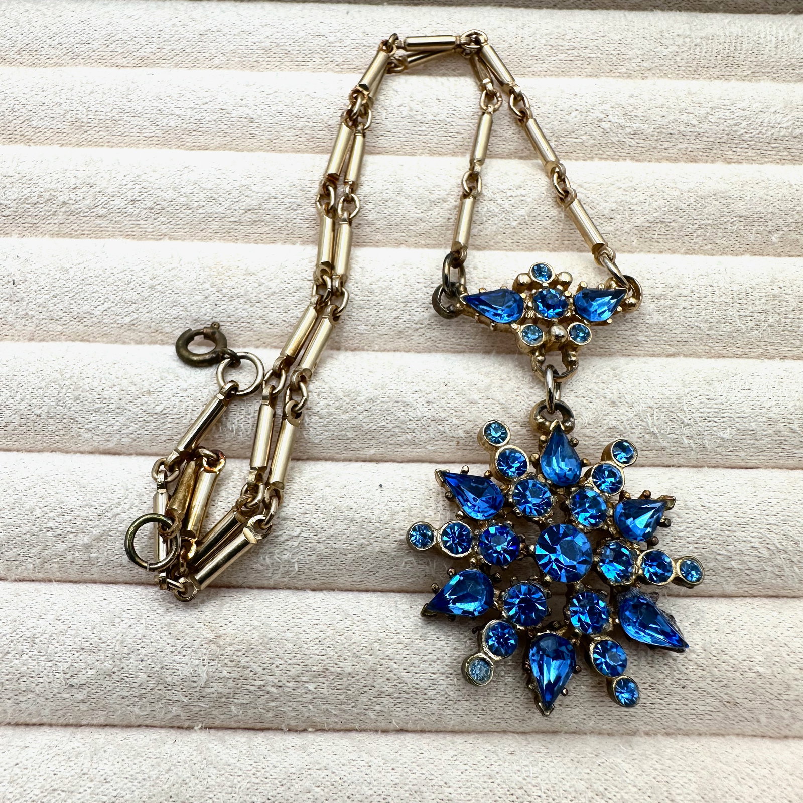 Vintage Blue Glass Rhinestone Gold Tone Pendant Necklace 15 Inch Wearable Length: Vintage Blue Glass Rhinestone Gold Tone Pendant Necklace 15 Inch Wearable Length